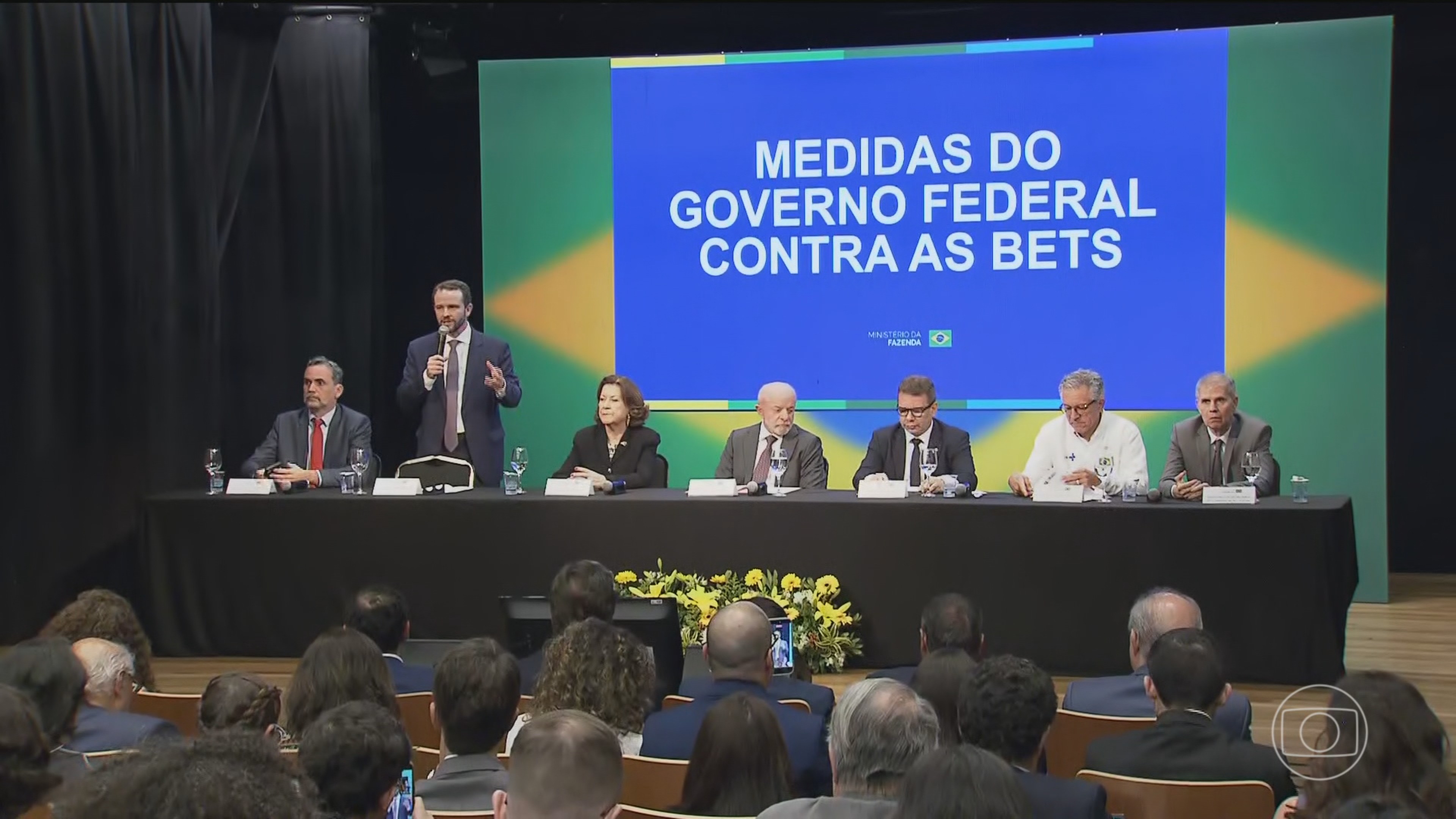 O Brasil decidiu proibir as apostas de quota fixa em todo o país, e o setor reagiu na hora. Apenas uma hora após a Medida Provisória do governo, 41 novas casas de apostas foram registradas; só no dia seguinte surgiram 292, segundo um novo levantamento.

Mais de 57.691 endereços entre domínios e URLs já foram enviados à Anatel para bloqueio entre janeiro e setembro de 2026. As plataformas autorizadas têm até a próxima segunda-feira para devolver o dinheiro que ainda estava com os apostadores.

A Associação Nacional de Jogos e Loterias e o Instituto Brasileiro de Jogo Responsável pediram ao STF a suspensão da MP, alegando inconstitucionalidade e prejuízos bilionários. Para quem apoia a proibição, a medida é uma proteção necessária contra um mercado predatório que sempre apostou no endividamento de quem tem menos.