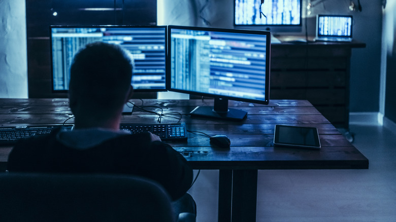 O governo Trump assinou um novo memorando de segurança nacional que autoriza empresas privadas a conduzir ciberataques em nome do governo federal dos EUA. O objetivo declarado é combater ransomware, fraudes, phishing e outros crimes digitais, mas o plano é perigosamente vago sobre como as empresas serão avaliadas, supervisionadas ou responsabilizadas por ações no exterior.

Isso representa uma mudança enorme rumo à ciberguerra privatizada. Exigir uma fiança de US$ 1 milhão pouco faz para resolver o risco real: corporações lucrando com operações ofensivas sem regras claras, sem supervisão significativa e com grande potencial de provocar graves consequências internacionais.