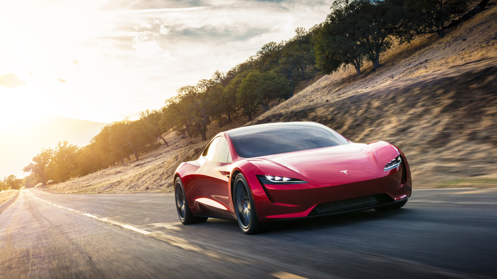 Depois de anos de promessas quebradas, a Tesla afirma que o Roadster de segunda geração finalmente vai estrear em 10 de outubro. O hipercarro elétrico foi mostrado como protótipo lá em 2017 e foi adiado repetidas vezes desde então, então a nova data é um acontecimento de verdade para quem acompanha essa novela.

A proposta original era absurda: de 0 a 100 km/h em menos de dois segundos, velocidade máxima acima de 400 km/h e mais de 960 km de autonomia, com preço base na casa dos 200 mil dólares. Rumores recentes indicam que a Tesla mira algo ainda mais estranho, sugerindo um pacote SpaceX com propulsores a gás frio e capacidade de voo, mas quem lembra do modo Wade da Cybertruck mantém o pé atrás.

Alguns reservistas antigos, incluindo Sam Altman e Marques Brownlee, já desistiram depois de pagar 50 mil dólares pela reserva. Isso mostra o tamanho da desconfiança acumulada em uma década de atrasos e a pressão enorme sobre 10 de outubro para entregar algo concreto de verdade.