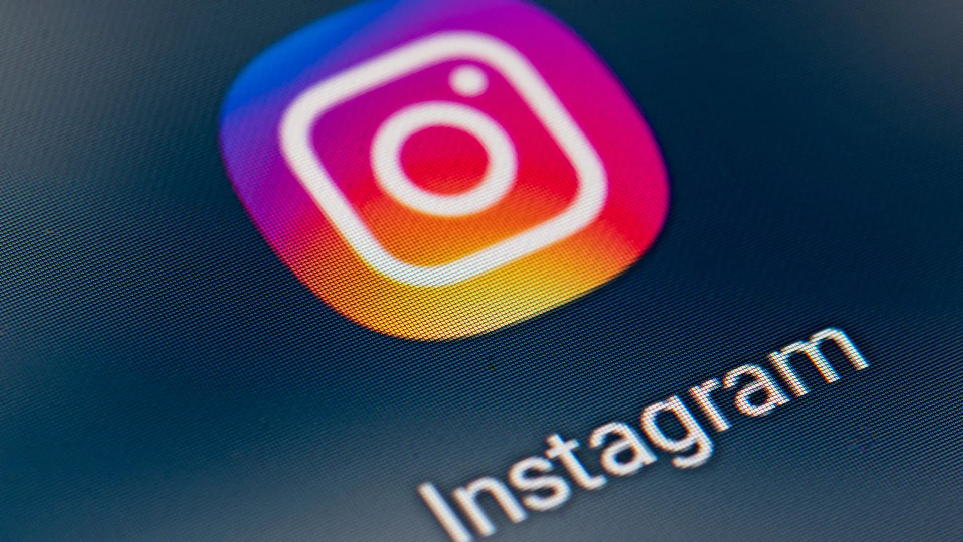 Um acordo bilionário acaba de ser fechado: a Meta vai pagar US$ 16,7 bilhões para encerrar o processo de vício em redes sociais movido por 29 estados americanos. A ação apontava os impactos de Facebook e Instagram na saúde mental de usuários jovens, e o valor representa um dos maiores acordos da história do setor de tecnologia.

Além do pagamento, a Meta vai implementar limites de uso diário e bloqueios noturnos para adolescentes. As mudanças devem chegar nos próximos meses e podem virar referência mundial em segurança infantil dentro das redes sociais.