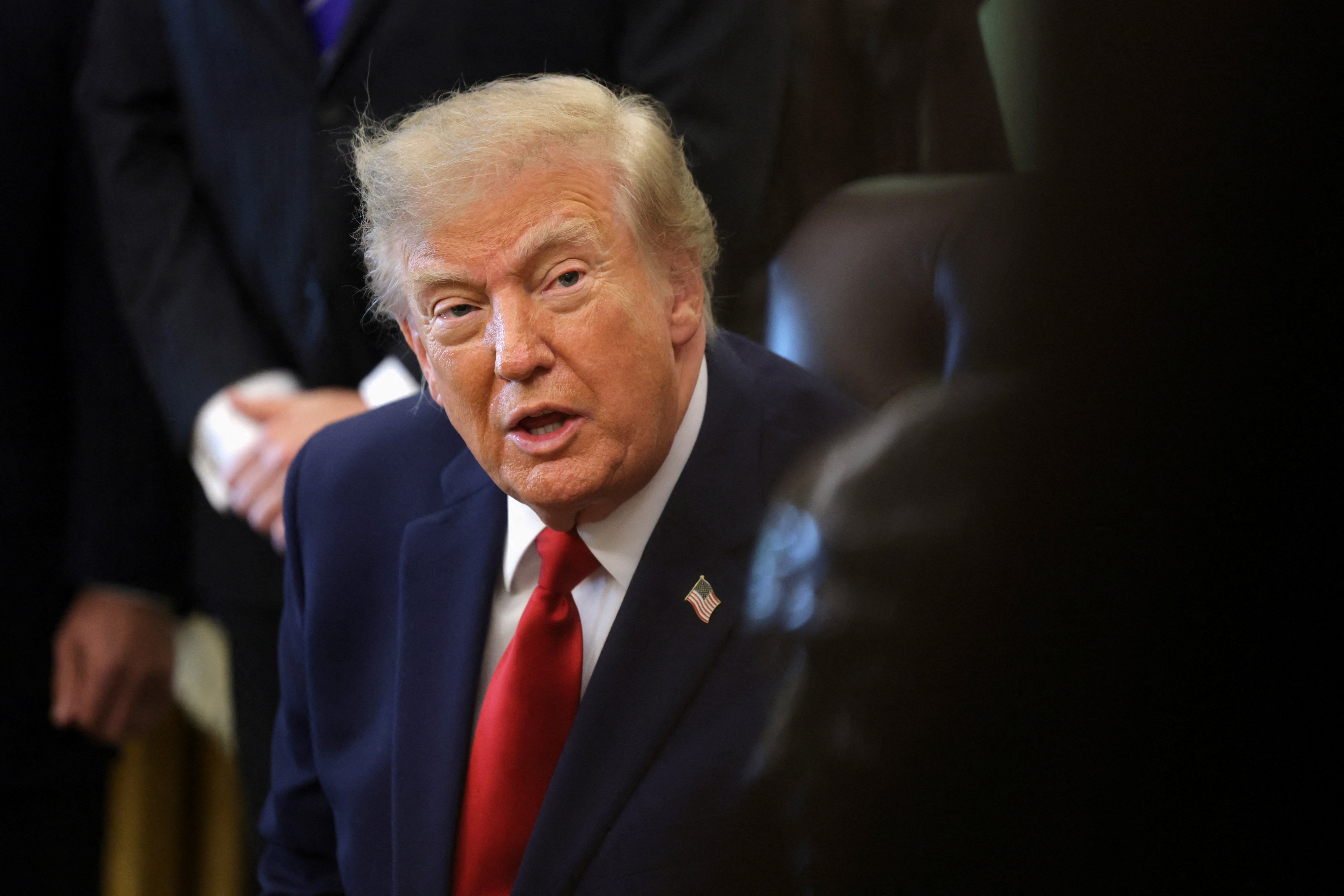 Donald Trump voltou a atacar o Federal Reserve, afirmando que os dirigentes do banco central americano querem 'ver o país ir mal' porque se recusam a cortar os juros. A declaração veio em meio à alta das taxas de financiamento imobiliário nos EUA, que atingiram o maior patamar em quase três anos e pesam no bolso das famílias trabalhadoras.

No mês passado, o Fed elevou os juros em 0,25 ponto percentual, citando inflação persistente e a disparada do petróleo em meio às tensões no Oriente Médio. O presidente do Fed, Kevin Warsh, respondeu de forma direta: a independência é uma via de mão dupla.

A conta da instabilidade recai sobre quem mais precisa, enquanto o alvo real da fúria de Trump são as instituições criadas justamente para manter a política longe das decisões monetárias.