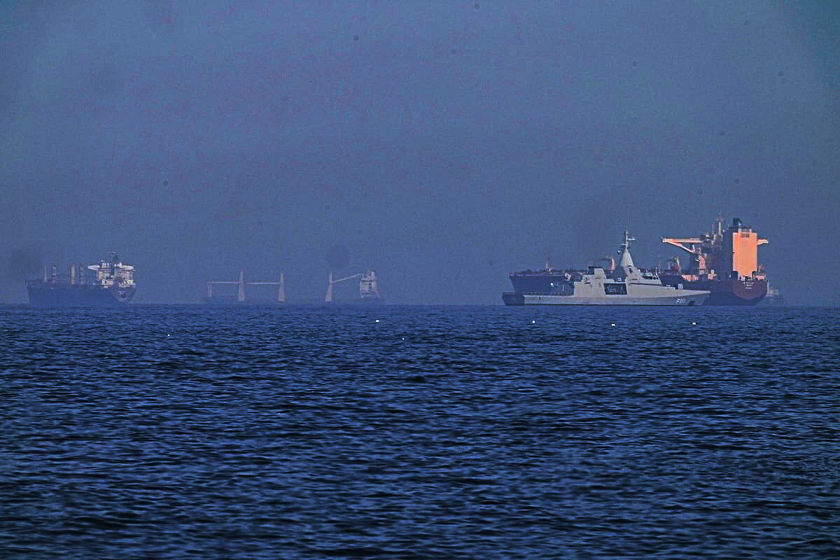 Em mais um capítulo da escalada militar no Oriente Médio, forças dos Estados Unidos atacaram três petroleiros iranianos neste sábado, no Estreito de Ormuz. Dois navios ficaram permanentemente danificados e um terceiro foi destruído, segundo o CENTCOM.

O Pentágono afirma que agiu em resposta a disparos de mísseis iranianos, mas o que está em jogo é a guerra econômica pelo petróleo. Com dezenas de petroleiros carregados retidos na região pela presença naval americana, cresce o risco de um conflito regional devastador que atingiria o mundo inteiro.