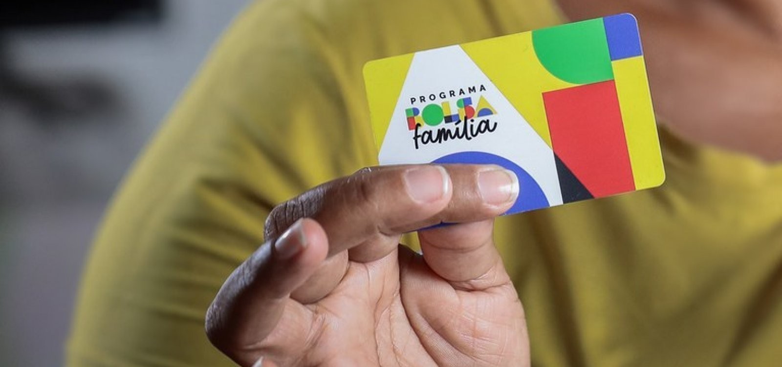 Em uma medida histórica para a proteção social, o governo Lula anunciou um reajuste de 15% no Bolsa Família. O piso por família sobe de R$ 600 para R$ 691, e o benefício médio passa de R$ 675 para R$ 777. Os pagamentos com os novos valores começam em 19 de outubro, alcançando milhões de famílias em todo o Brasil.

É o primeiro reajuste desde o relançamento do programa em março de 2023, e ele recompõe o poder de compra corroído pela inflação. Em agosto, cerca de 19,3 milhões de famílias receberam o benefício, e o governo estima um gasto adicional de R$ 5,8 bilhões ainda neste ano.

Quem ataca programas sociais costuma esquecer o essencial: tirar pessoas da fome e da pobreza não é gasto, é a base de um país mais justo. O Bolsa Família segue sendo um alicerce de dignidade, e este reajuste é um investimento direto nas famílias mais vulneráveis do Brasil.