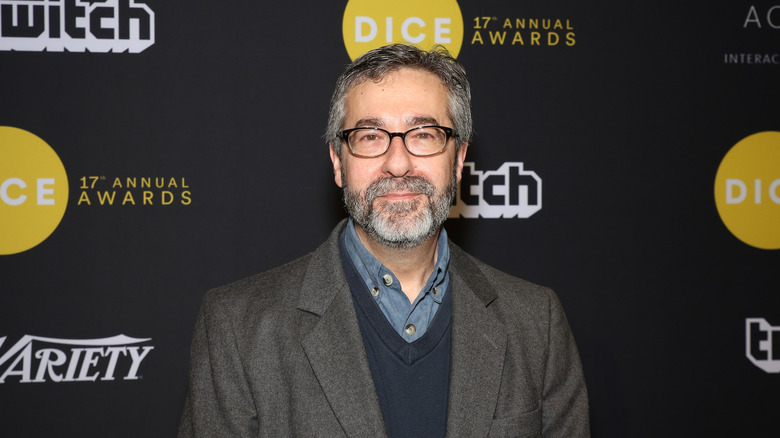 Warren Spector, um dos designers mais influentes da história dos videogames e criador de Deus Ex, anunciou sua aposentadoria após quase 44 anos de carreira. De immersive sims a Epic Mickey e o recente Thick As Thieves, sua trajetória moldou a forma como os jogadores interagem com mundos virtuais.

Spector diz que a idade e a saúde estão cobrando seu preço, e que o mercado mudou de um jeito que tornou o trabalho menos divertido. Mesmo tendo três jogos que ainda gostaria de criar, ele afirma que desta vez a aposentadoria é de verdade.

A saída dele marca o fim de uma era para o gênero de simulação imersiva, deixando fãs curiosos sobre o futuro dessa escola de design.