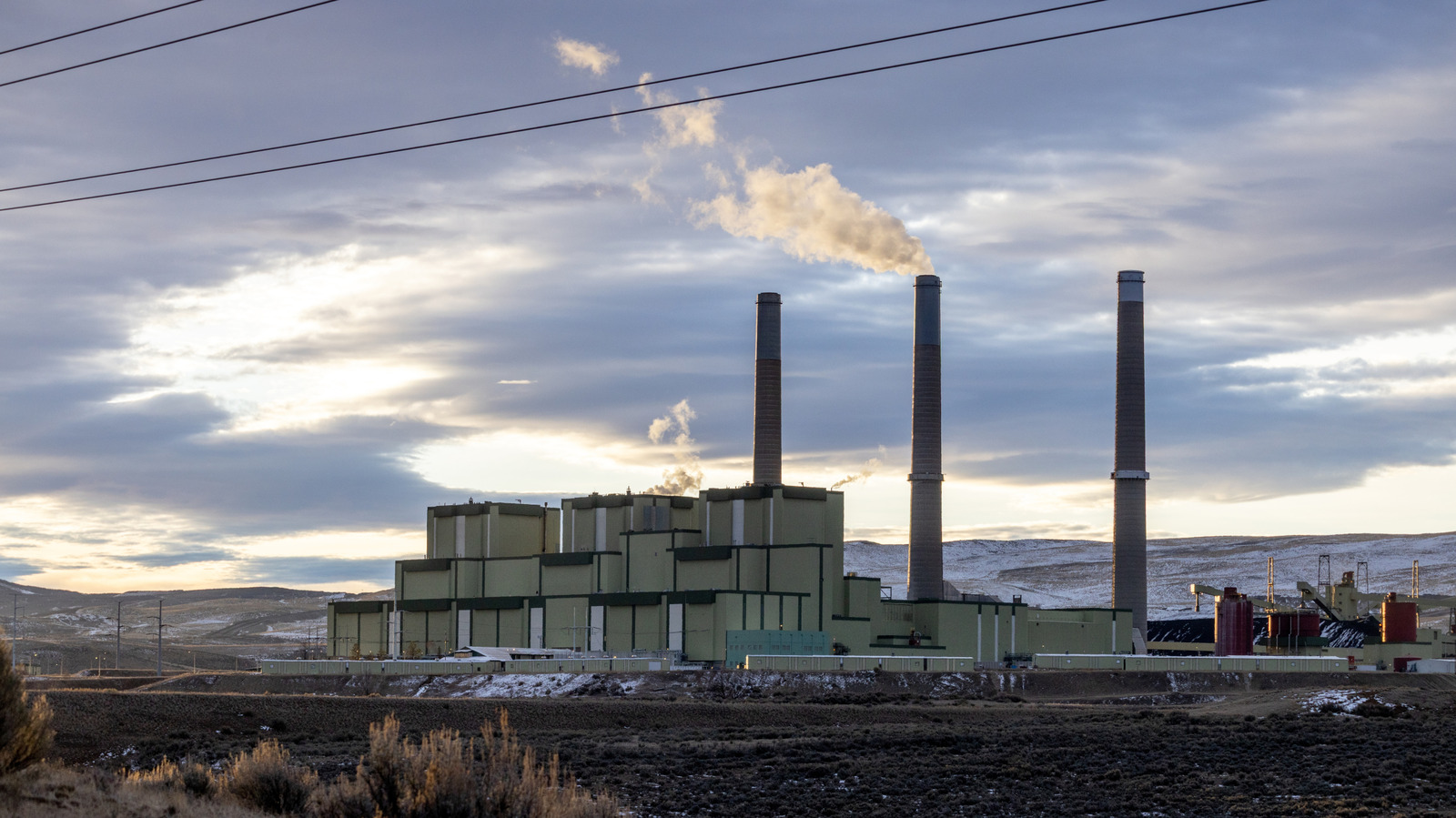 A Agência de Proteção Ambiental dos Estados Unidos (EPA) está se movendo para abandonar sua própria missão central, anunciando planos de apagar os limites de poluição por gases de efeito estufa das usinas termelétricas.

A agência quer revogar uma regra da era Biden que exigia que as usinas eliminassem a maior parte das emissões até 2039 ou fechassem as portas, e agora argumenta que a Lei do Ar Limpo não lhe dá autoridade alguma para regular essas emissões.

Se conseguir, o precedente pode bloquear a ação climática das próximas gerações, mesmo com os cientistas da ONU alertando que o aquecimento descontrolado trará tempestades, ondas de calor e enchentes mais letais. A batalha deve ir parar nos tribunais.