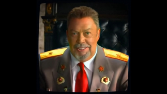 O lendário ator Tim Curry, conhecido por Frank-N-Furter, Pennywise e o Senhor das Trevas, morreu aos 80 anos. Para os gamers, ele deixa uma marca inesquecível como o premier soviético Cherdenko em Command & Conquer: Red Alert 3, com uma das falas mais citadas e absurdas da história dos games: fugir do capitalismo... para o Espaço.

Seu legado nos jogos vai muito além de Red Alert 3. Curry dublou Gabriel Knight nas clássicas aventuras da Sierra e deu vida ao vilão Doviculus em Brutal Legend. Uma verdadeira lenda do cinema, da TV e dos videogames.
