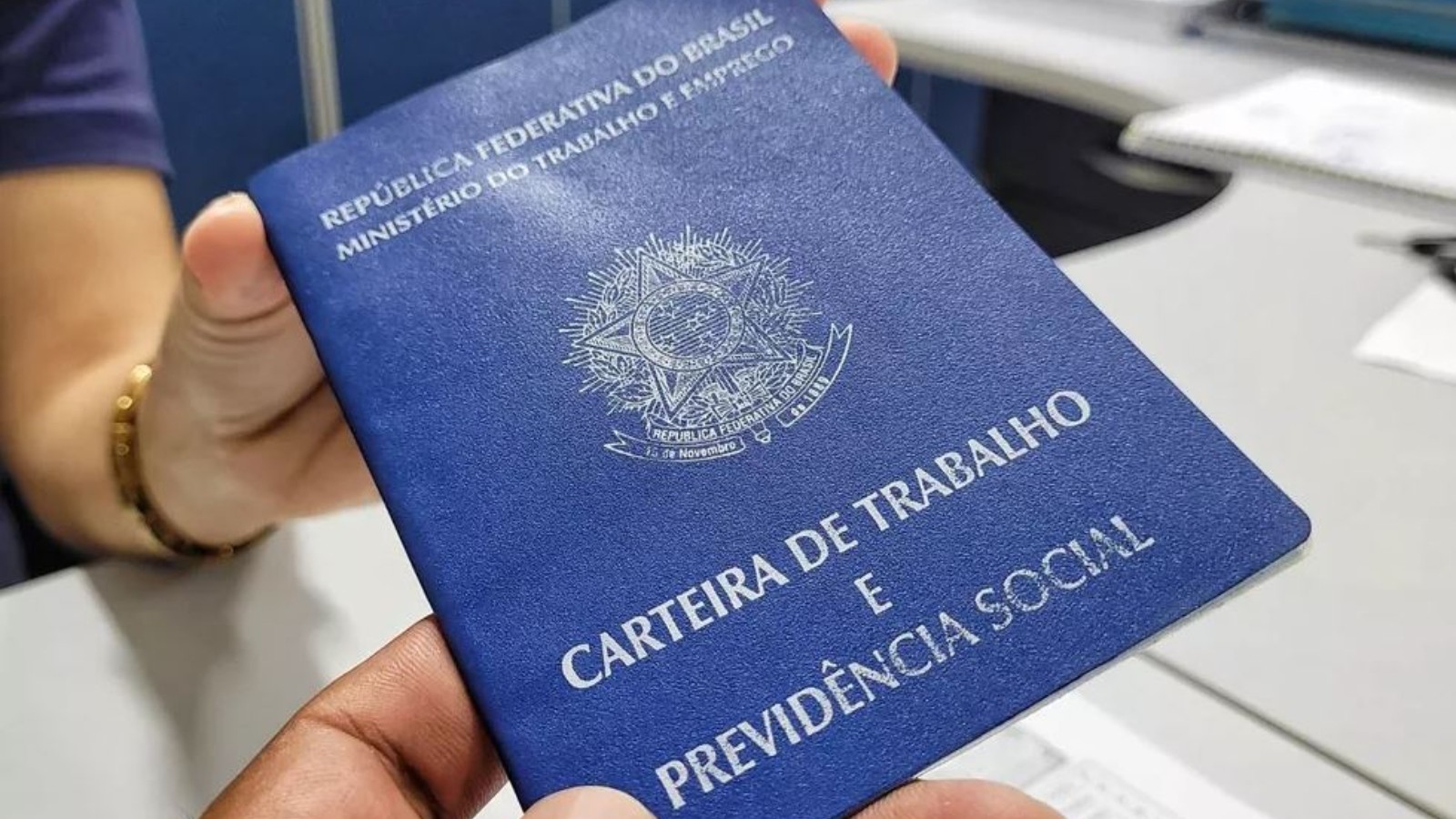 Ótima notícia para os trabalhadores brasileiros: a proposta do Orçamento de 2027 prevê o salário mínimo em R$ 1.741, um salto de 7,4% em relação aos atuais R$ 1.621. Se confirmado, o reajuste chega ao bolso em fevereiro e beneficia diretamente mais de 61 milhões de pessoas que têm o piso nacional como referência.

No governo Lula, o salário mínimo voltou a ser corrigido com ganho real acima da inflação, combinando o INPC com o crescimento do PIB. Isso representa uma ruptura com os anos Bolsonaro, quando o reajuste apenas repunha a inflação, sem aumento real. Analistas conservadores já pedem a desindexação do salário do PIB, mas a briga política está longe de terminar.

O valor final depende da inflação de novembro e será confirmado em dezembro. Por enquanto, a proposta reforça que política salarial pode ser uma ferramenta poderosa para reduzir desigualdade no Brasil.