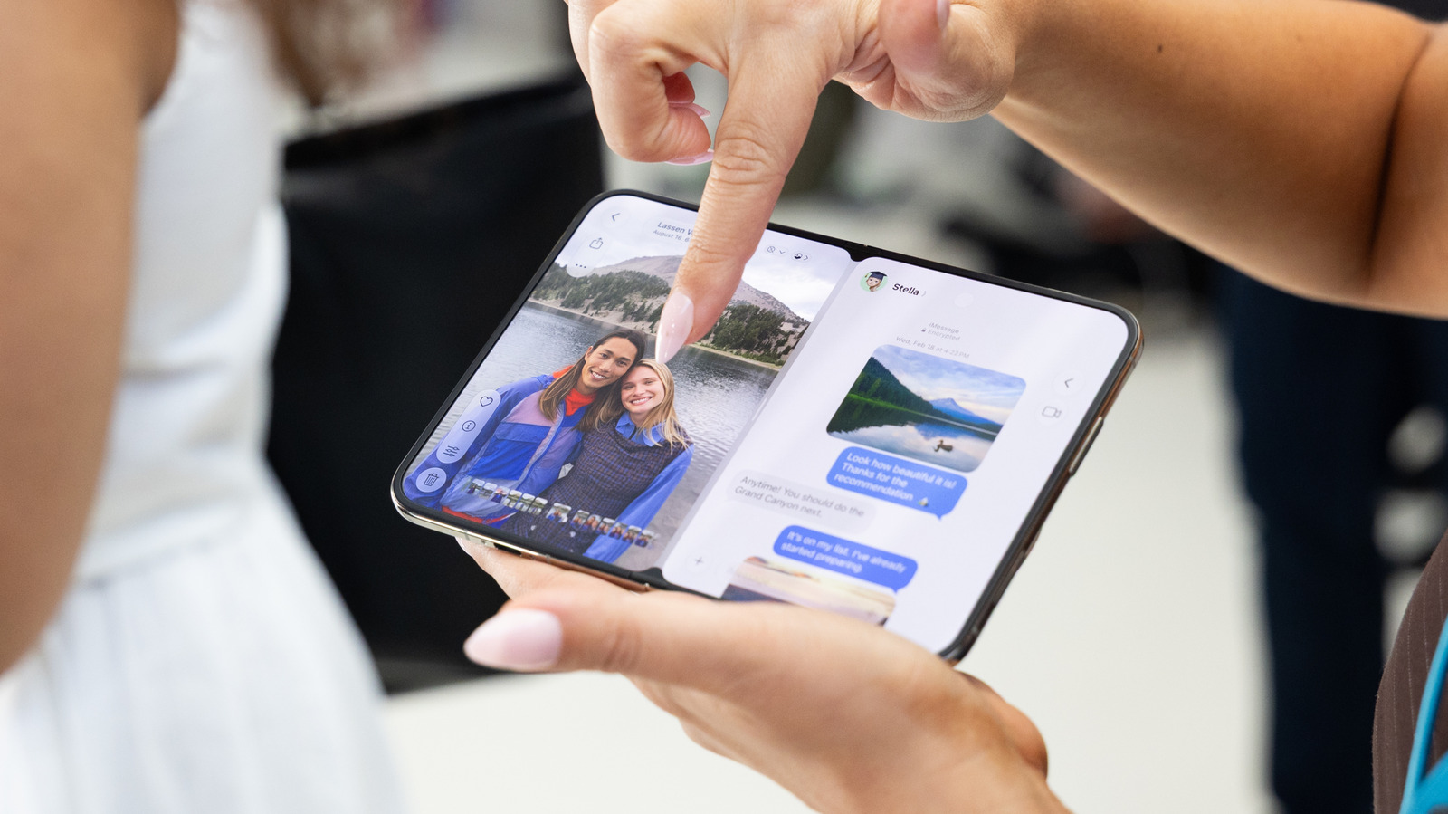 A Apple está prestes a borrar a linha entre celular e tablet com o iPhone Duo, um dobrável poderoso que mira diretamente no iPad Mini. Com chip A20 Pro, 12GB de RAM, tela interna ProMotion de 120Hz e câmera dupla de 48MP, o Duo entrega hardware de peso em um design de bolso.

Mas a escolha não é só uma questão de especificações. O iPad Mini ainda leva vantagem no multitarefa real do iPadOS, no suporte ao Apple Pencil Pro, na tela maior de 8,3 polegadas e no preço inicial muito mais amigável de US$ 600. O Duo começa em US$ 2.000, então dá para comprar um iPhone 18 Pro e um iPad Mini por menos.

Se você quer um único aparelho que vira celular e mini-tablet, com dois apps lado a lado, o Duo parece um vislumbre do futuro. Se precisa de uma tela livre de distrações para projetos longos, o iPad Mini continua a aposta mais segura.