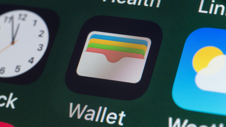 A Apple vai tirar a dor de cabeça de dividir a conta. Com o iOS 27, o Visual Intelligence escaneia um recibo, divide o valor e envia pedidos de Apple Cash para todo o grupo em poucos toques.

Também dá para adicionar cartões de embarque, cartões de fidelidade e ingressos compatíveis direto no Apple Wallet usando a câmera. Com mais opções para organizar os passes, o iPhone fica ainda mais útil no dia a dia.