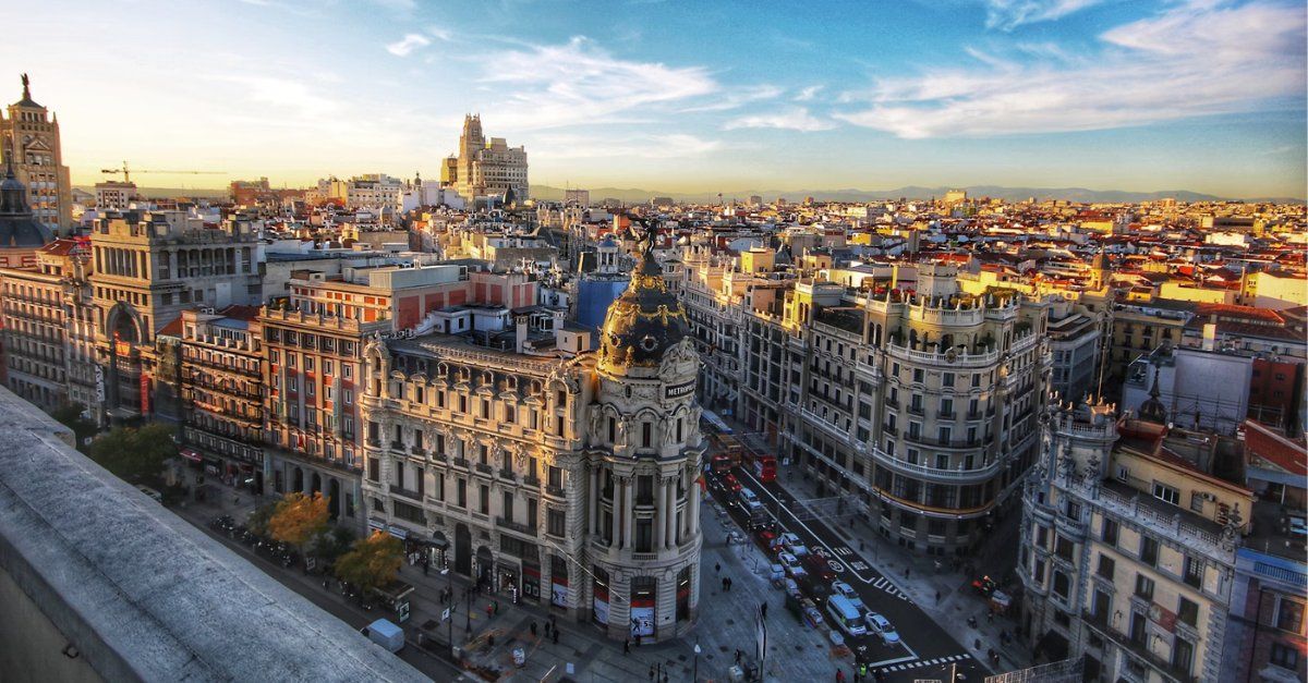 Ótima notícia para os viajantes: a TAP Miles&Go está oferecendo voos de ida e volta entre Belo Horizonte (CNF) e Madri (MAD) por apenas 38.000 milhas por trecho, mais taxas. O itinerário inclui uma conexão em Lisboa e é operado pela TAP Air Portugal em classe econômica. Esta é uma oportunidade fantástica para explorar a vibrante capital espanhola sem gastar muito.

Madri é uma cidade que combina perfeitamente história e modernidade, com museus de classe mundial, gastronomia deliciosa e uma atmosfera animada. Seja você um visitante de primeira viagem ou um viajante experiente, esta promoção torna mais fácil do que nunca conhecer tudo o que Madri tem a oferecer. Não perca esta incrível oportunidade de resgate.
