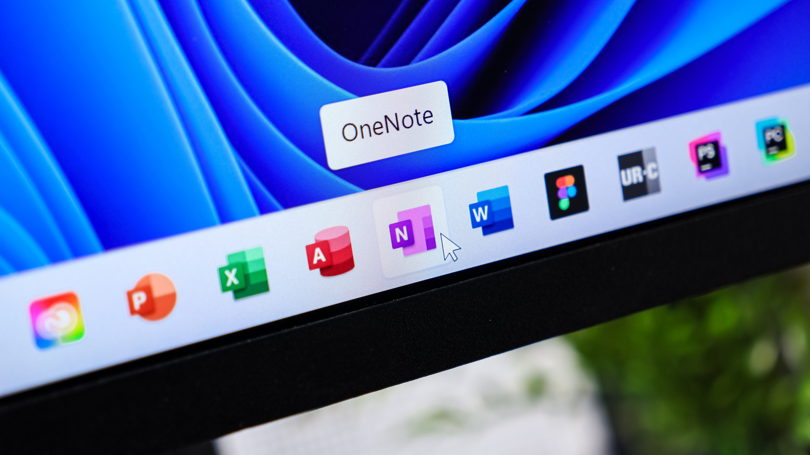 A Microsoft transformou o Office em uma assinatura sem fim, recheada de recursos de IA que você pode não querer e aumentos de preço que você não pode evitar. Comprar uma licença avulsa é caro e limitado, então a pressão para alugar seu software de produtividade só cresce.

O OnlyOffice oferece uma alternativa gratuita completa com documentos, planilhas, apresentações e suporte a PDF, tudo compatível com os formatos padrão do Office. Ele tem uma interface familiar com faixa de opções, modo escuro e IA opcional que pode ser desativada por completo. Você tem as ferramentas de que precisa sem a armadilha da assinatura corporativa.