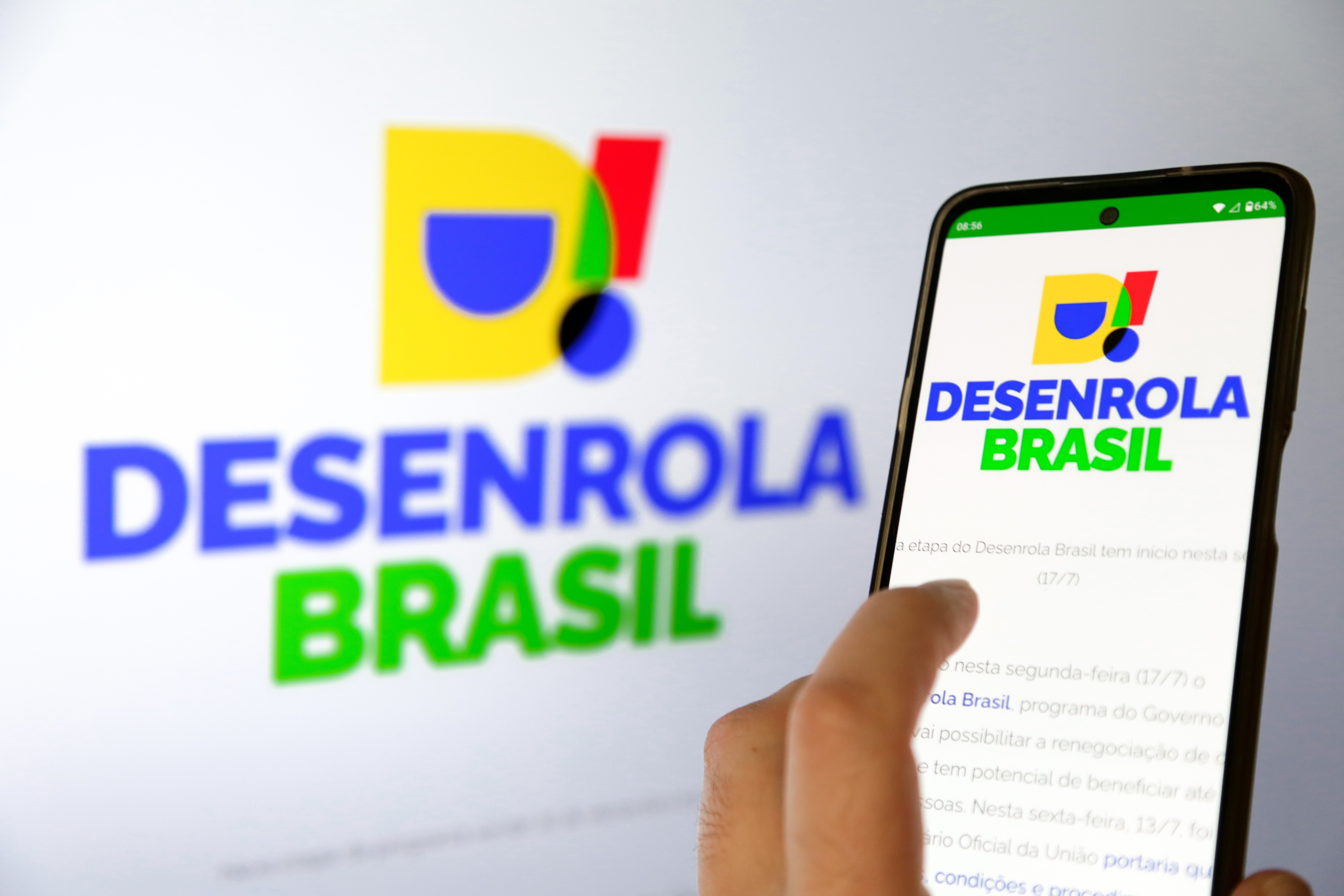 O Desenrola 2.0 está mudando o jogo das apostas online no Brasil. Mais de 800 mil pessoas com contas ativas em bets foram bloqueadas após aderirem ao programa de renegociação de dívidas. Quem busca revisar débitos com instituições financeiras fica impedido de apostar por, no mínimo, seis meses.

Segundo o ministro Durigan, o total de excluídos das plataformas de apostas já passa de 5 milhões: 1,2 milhão por autoexclusão voluntária, cerca de 800 mil por causa do Desenrola 2.0 e 3 milhões por estarem em programas sociais como BPC e Bolsa Família, medida que cumpre decisão do STF para impedir o uso de recursos assistenciais em apostas.

Dá para se autoexcluir pelo portal gov.br por um, três, seis ou doze meses, ou por tempo indeterminado. A decisão não pode ser revertida durante o período escolhido, exceto no caso da exclusão por tempo indeterminado, que pode ser invalidada em até doze meses. Uma virada importante na regulação do setor e na proteção financeira e mental dos apostadores.