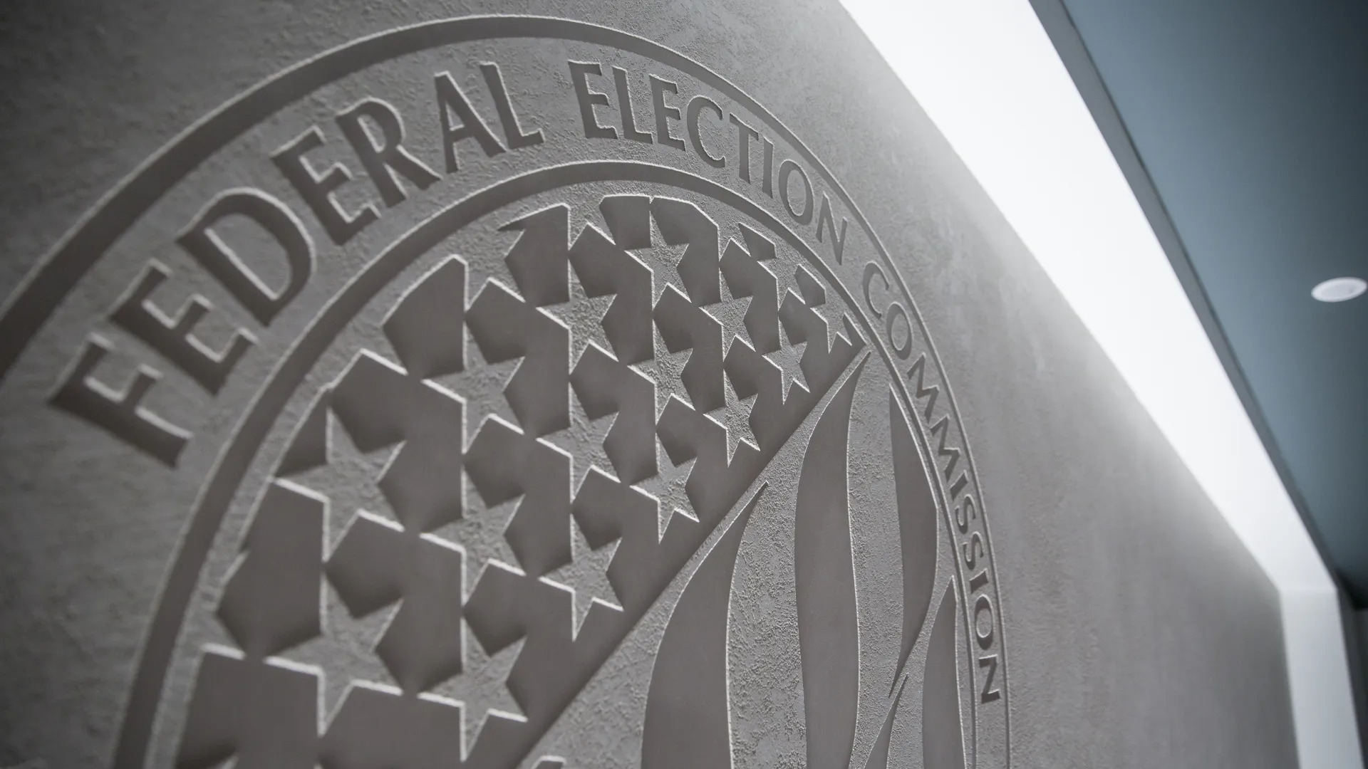 A Comissão Eleitoral Federal dos EUA confirmou uma tentativa de ataque hacker contra seus sistemas, forçando a saída do ar do sistema de registro eletrônico poucos dias antes das eleições de meio de mandato. A equipe de TI trabalha para restabelecer o serviço, mas a comissão não divulgou a origem do ataque.

Embora a interrupção não deva afetar a votação em si, ela pode prejudicar a análise pública dos gastos com publicidade política. O incidente ocorre após recentes vulnerabilidades de segurança no PHP que deixaram milhares de sites expostos, acendendo um alerta sobre a resiliência da infraestrutura eleitoral.

Com a integridade das eleições sob escrutínio, este ataque reforça a urgência de proteções cibernéticas mais fortes em torno das instituições democráticas e de transparência na divulgação de ameaças.