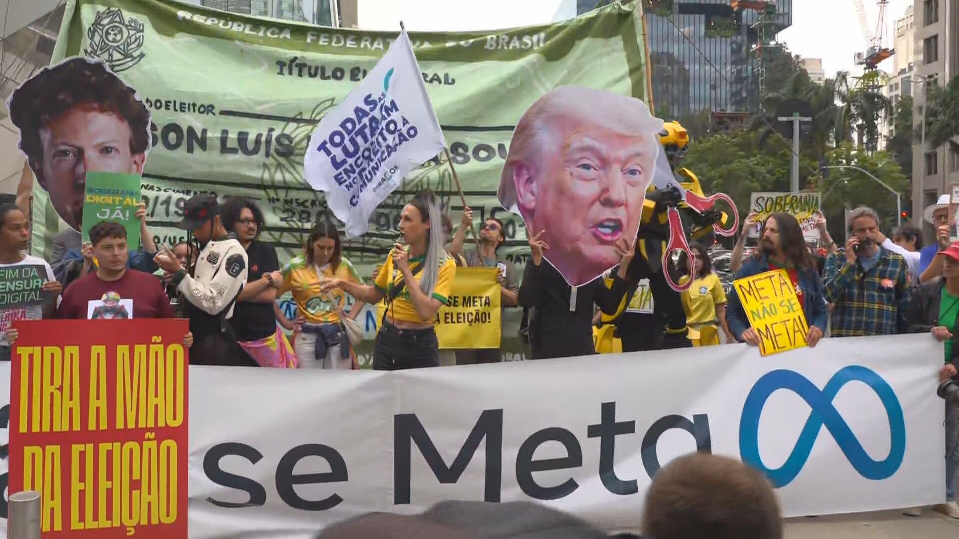 Especialistas em direitos humanos da ONU estão exigindo explicações da Meta após relatos de que a IA do WhatsApp se recusou a gerar imagens da campanha de Lula enquanto aceitava pedidos semelhantes para o candidato de extrema-direita Flávio Bolsonaro. O caso levou o Tribunal Superior Eleitoral a cobrar explicações e acendeu alertas sobre interferência algorítmica nos processos democráticos.

Os observadores da ONU alertam que algoritmos, sistemas de IA e decisões de moderação de conteúdo não devem se tornar árbitros invisíveis do debate político. Eles pedem que a Meta reavalie seus sistemas de moderação, recomendação e IA para garantir que não esteja restringindo desproporcionalmente um dos lados da disputa eleitoral.

Não se trata de um simples erro técnico, mas de uma ameaça a eleições livres e justas. A democracia depende de plataformas abertas e pluralistas, onde as pessoas possam acessar informações e fiscalizar o poder sem interferências arbitrárias. A Meta precisa ser responsabilizada.