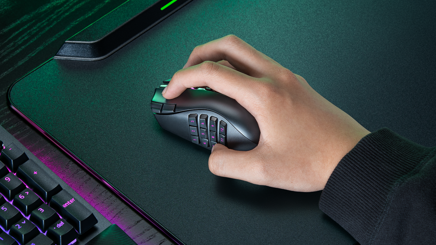 Depois de 17 anos reinando nos mouses MMO, a Razer acaba de lançar o Naga V3 Pro, e ele é o verdadeiro camaleão dos games. O clássico grid de 12 botões para o polegar volta em um corpo modular com três placas laterais magnéticas que trocam em segundos: 12 botões para MMO, 6 para MOBA e battle royale, ou 2 para FPS e uso diário. São até 23 botões programáveis prontos para qualquer desafio.

Por dentro, é um monstro de precisão: sensor Focus Pro de terceira geração com 50.000 DPI, switches ópticos de quarta geração com mais de 100 milhões de cliques e a nova HyperScroll Tilt Wheel com modo de 48 estágios que leva a rolagem a outro nível. Ainda tem dois botões extras nas bordas, botão com trava para o dedo anelar, cinco perfis onboard e até 155 horas de bateria no HyperSpeed Wireless. Um mouse para dominar todos os gêneros.