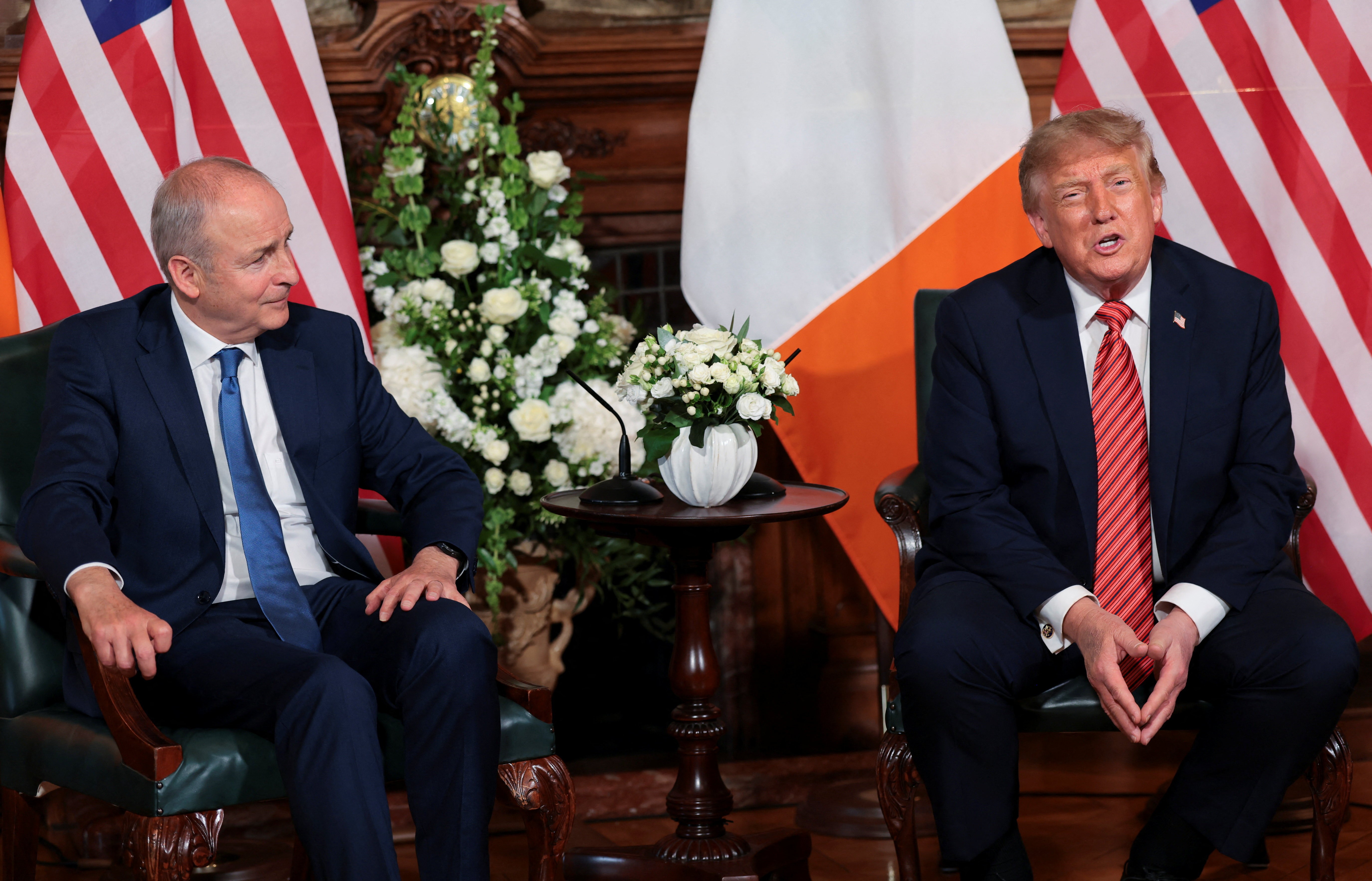 Donald Trump disse a jornalistas em seu campo de golfe na Irlanda que "forças negativas" estão exagerando os perigos da inteligência artificial, afirmando que os Estados Unidos estão na frente da China e que "quem vencer na IA, vence tudo". Ele descartou qualquer conversa sobre desacelerar o setor ou criar barreiras de proteção, tratando os alertas como um assunto que nem deveria ser levantado.

O momento não poderia ser mais simbólico. O debate explodiu nos EUA depois que dois pesquisadores da Anthropic alertaram publicamente que a corrida acelerada por modelos mais poderosos poderia, num futuro próximo, ameaçar a própria existência da humanidade. Em vez de frear, o governo Trump tem apoiado amplamente as empresas de IA, e executivos do setor agora despejam dinheiro nas eleições de meio de mandato que definirão o controle do Congresso. O America PAC, de Elon Musk, já gastou milhões apoiando candidatos republicanos.

O CEO da Anthropic, Dario Amodei, apresentou uma estrutura em três etapas para ditar o ritmo do desenvolvimento e ganhar tempo para gerenciar riscos, com apoio de Musk e de Sam Altman, da OpenAI. Mas ele admitiu que o verdadeiro dilema é a corrida entre EUA e China, onde checar se o outro lado não está trapaceando pode ser impossível. Enquanto isso, o Pentágono teria alertado sobre riscos no próprio modelo da Anthropic, um lembrete de que o hype corporativo segue mais rápido que a responsabilidade.