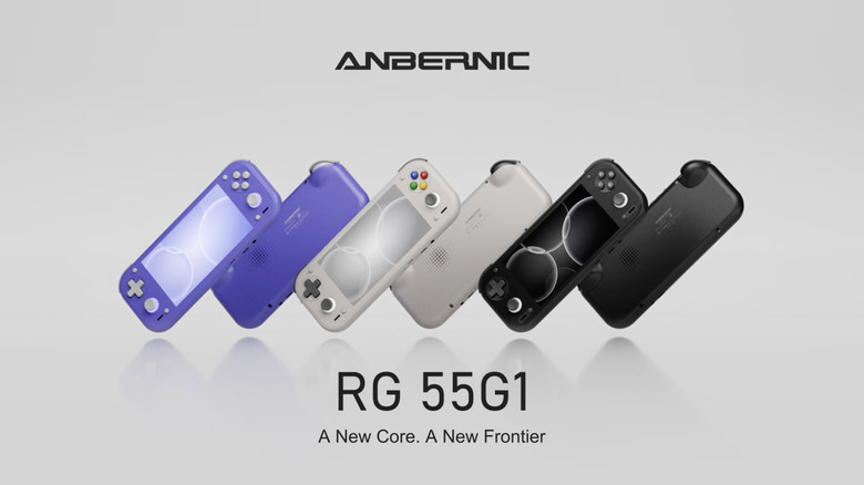 Anbernic está de volta com o RG 55G1, um portátil compacto claramente inspirado no Switch Lite, mas com personalidade própria: Android 14, tela de 5,5 polegadas em 1080p e chip Snapdragon G1 Gen 2. Ele chega às lojas em 31 de agosto a partir de US$ 150, se tornando uma das opções mais interessantes para quem quer emular jogos retrô sem gastar muito.

Prepare-se para rodar de PS2 e Wii até os clássicos de 8 e 16 bits. O RG 55G1 traz dois joysticks de efeito Hall, bateria de até oito horas e opções de cores preto, índigo e cinza retrô. Quem entrar na promoção dos primeiros três dias ainda garante US$ 10 de desconto.