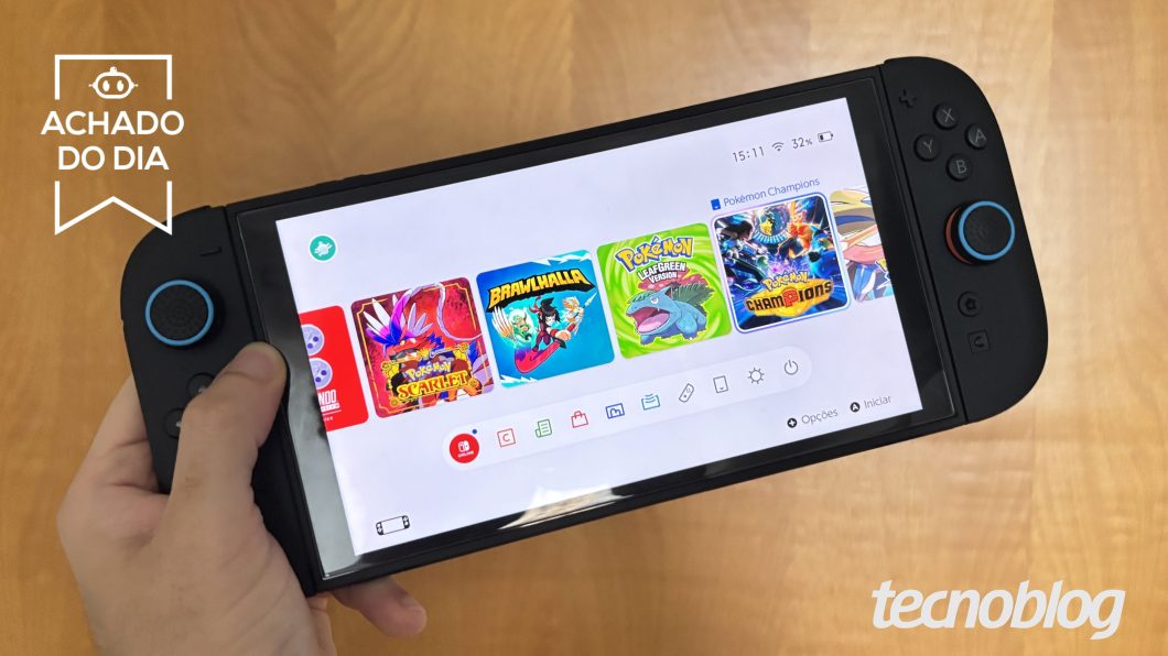 O Nintendo Switch 2 acaba de aparecer por R$ 3.704,05 no Pix na Amazon, o segundo menor preço já registrado pelo console. Como o lançamento foi de R$ 4.499, esse corte de 18% é uma abertura e tanto para quem estava esperando o momento certo.

E o hardware entrega: tela LCD de 7,9 polegadas em Full HD a 120 Hz, até 4K no dock, chipset Nvidia T239, 12 GB de RAM, DLSS e Ray Tracing para luz e sombra mais realistas. São 256 GB de armazenamento interno que podem chegar a 2 TB com cartões microSD Express, além de Wi-Fi 6, Bluetooth 5.2 e retrocompatibilidade com quase toda a biblioteca do Switch original.

Os Joy-Con 2 ainda podem virar mouse para jogos de tiro em primeira pessoa e estratégia em tempo real, e a bateria aguenta até 6,5 horas longe da tomada. É um ótimo momento para entrar, mas siga cobrando a indústria: preço justo e valorização de quem realmente cria os jogos, não apenas lançamentos reluzentes sustentados por equipes esgotadas.