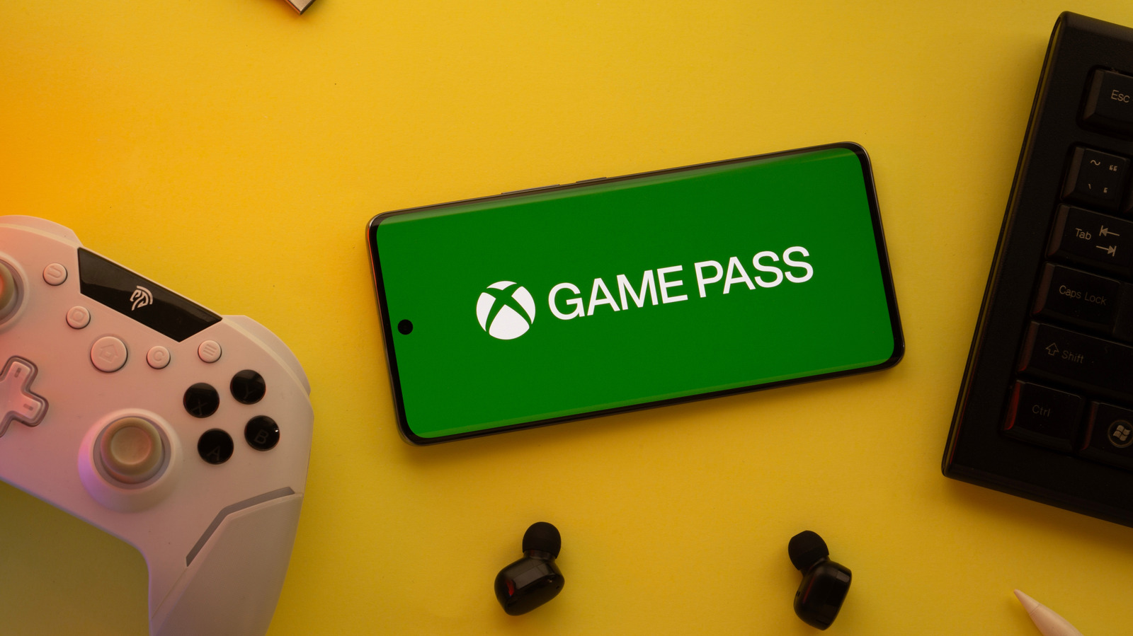 A Microsoft estaria planejando uma grande reformulação do Xbox Game Pass para permitir que assinantes escolham recursos avulsos, como jogos de console, cloud gaming e multiplayer, em vez de pagar por planos fixos. Hoje a oferta vai do Essential, a US$ 10 por mês, ao Ultimate, a US$ 23 por mês, com lançamentos no primeiro dia, EA Play e outros pacotes presos aos planos mais caros.

A mudança pode dar aos jogadores mais controle sobre o que pagam, especialmente com o custo de jogos e consoles em alta. Mas preço flexível não resolve tudo em uma divisão de games que já passou por demissões, venda de estúdios e mudanças de produto enquanto busca um modelo de negócio mais viável.

Um Game Pass montável soa atraente no papel. O teste real é se a Microsoft vai usar isso para oferecer valor justo aos jogadores sem tratar desenvolvedores e estúdios como custos descartáveis no processo.