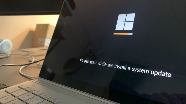 A atualização obrigatória KB5121003 do Windows 11 foi lançada para corrigir mais de 400 falhas de segurança, mas também está causando estragos nos jogos. Jogadores relatam crashes inesperados em títulos populares, especialmente ARC Raiders e The Finals.

A Embark Games já reconheceu o problema e está trabalhando em uma correção, orientando os jogadores a desabilitar um driver específico. A Microsoft abriu uma investigação, mas quem joga no PC pode querer ter cautela antes de instalar o pacote.