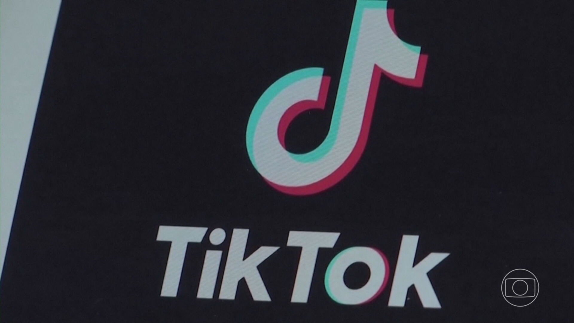 Em uma vitória importante para a proteção da privacidade infantil, o TikTok concordou em pagar US$ 400 milhões para encerrar uma ação do governo dos EUA que acusava a plataforma de coletar dados pessoais de crianças menores de 13 anos sem consentimento dos pais. O valor inclui US$ 300 milhões pagos imediatamente e outros US$ 100 milhões após a anulação de um antigo acordo com o Musical.ly.

O Departamento de Justiça dos EUA classificou o acordo como uma grande vitória para crianças e famílias americanas, destacando que o TikTok prometeu reforçar a verificação de idade, o controle parental e a proteção de usuários jovens. É um dos maiores acordos de privacidade já firmados com uma rede social e reforça que dados de menores não podem ser tratados como mercadoria.
