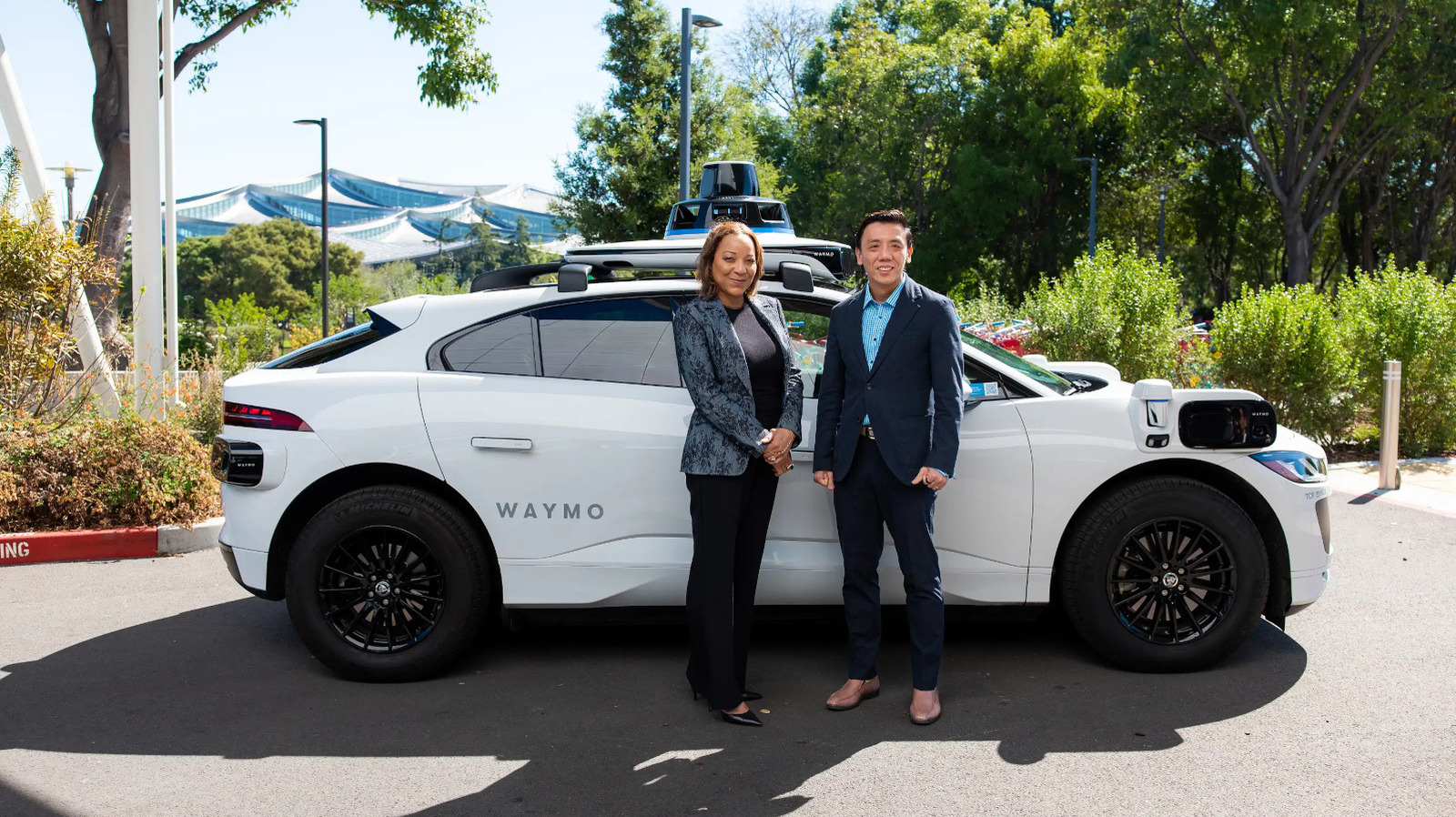 A Waymo anunciou sua expansão para Singapura, outro passo importante fora dos EUA e um avanço na presença da empresa na Ásia. Os primeiros veículos Jaguar I-PACE chegam em breve, e ao longo de 2027 especialistas vão mapear as ruas e ajustar o sistema para a geometria viária e o clima local. As corridas ao público devem começar em 2028 pelo app da Waymo.

A novidade vem depois dos testes em Tóquio, onde a empresa se prepara para a operação comercial em 2027. Em Singapura, a Waymo quer atender trajetos de primeira e última milha, ajudando quem mora longe do metrô ou precisa correr para pegar o trem. É uma aposta ousada na mobilidade autônoma em uma região com transporte público forte.