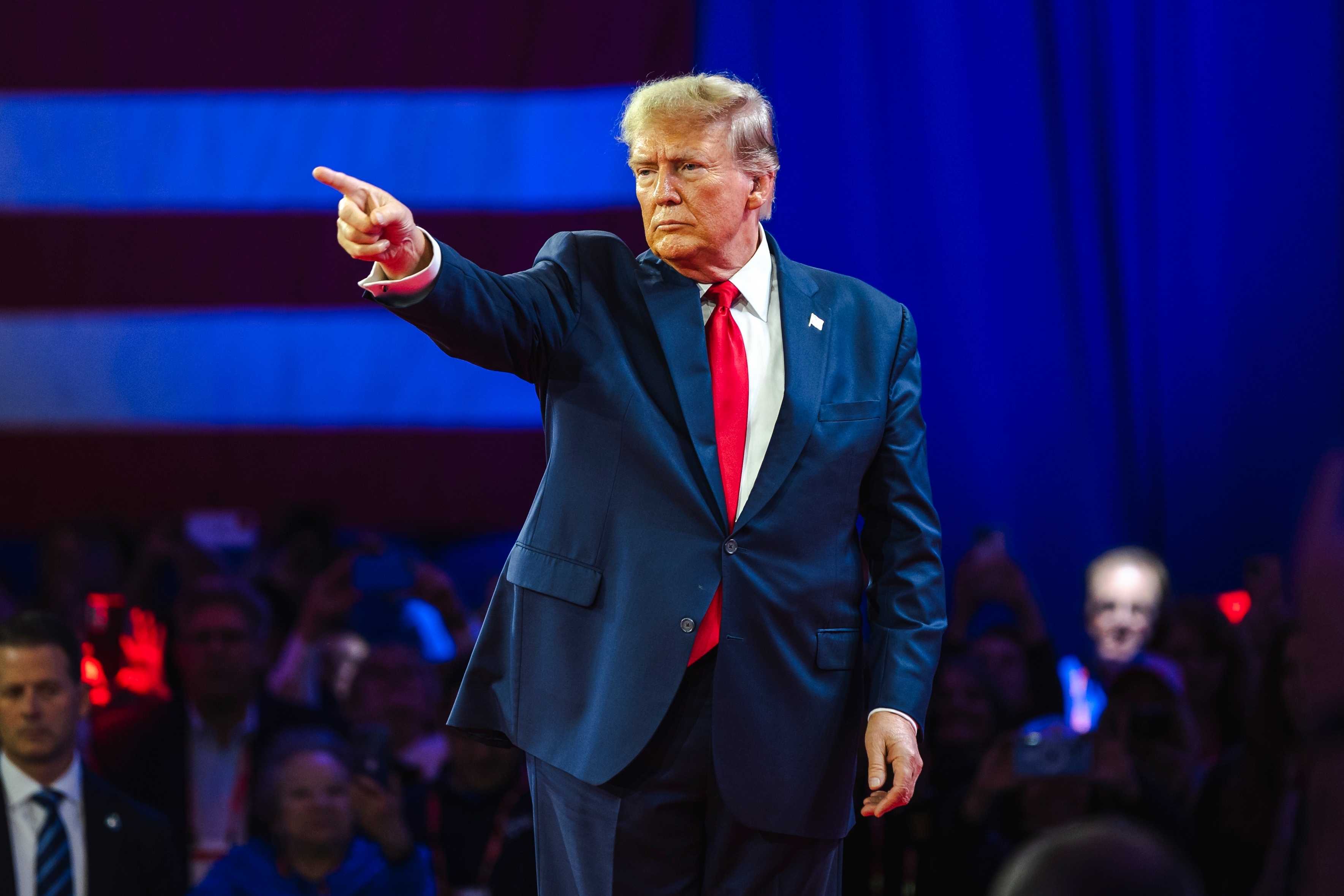 Vamos precisar de um registro maior. Nas 24 horas seguintes à ordem executiva do presidente dos EUA, Donald Trump, que rebatizou a inteligência artificial como super inteligência, o registro de domínios .si da Eslovênia contabilizou 9.780 novos registros. Para efeito de comparação, todo o mês anterior teve apenas 3.515.

A ironia: .si é o código de país da Eslovênia e sai bem mais barato que os domínios .ai de Anguilla, que custam cerca de US$ 90, contra aproximadamente US$ 10 do .si. Já circulam teorias da conspiração sobre uma possível ligação entre as origens eslovenas da primeira-dama Melania Trump e a escolha do nome.

Para além do jogo de palavras e das teorias dignas de meme, o episódio mostra como um único decreto político e um rebranding chamativo podem mexer com mercados da noite para o dia, até mesmo com o silencioso negócio da especulação de domínios.