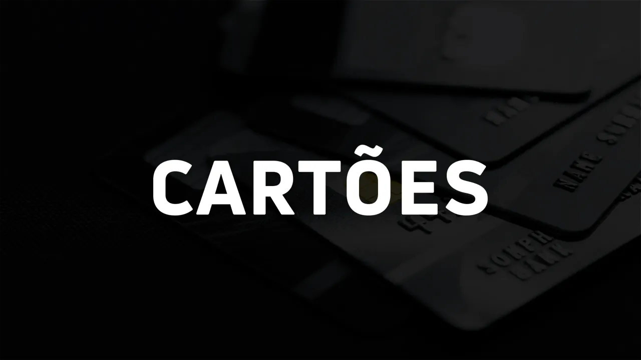 Um novo levantamento mostra quais bancos brasileiros estão isentando a anuidade de cartões de crédito de alto padrão com base apenas no volume investido pelo cliente na instituição. Os valores mínimos variam de R$ 50 mil a R$ 30 milhões, transformando o relacionamento de investimento em um poderoso argumento de negociação.

Cartões como Nubank Ultravioleta, C6 Carbon, XP Legacy e BTG Pactual Ultrablue estão entre os que recompensam investidores com anuidade zero. O modelo favorece clientes que mantêm patrimônio relevante, mas não necessariamente gastam muito no cartão todos os meses.

A mudança evidencia como os bancos estão disputando clientes de alto patrimônio ao vincular benefícios ao capital investido, e não apenas ao gasto. É uma jogada inteligente de retenção e um sinal claro de que a lealdade está cada vez mais atrelada aos ativos.