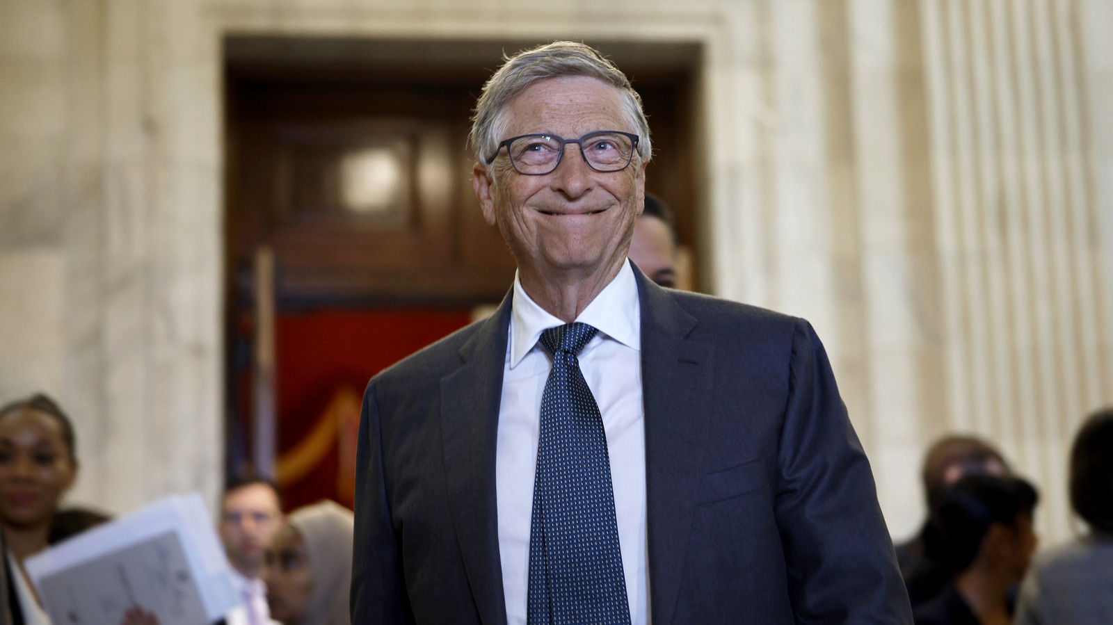 Bill Gates acaba de soltar um alerta de peso sobre a inteligência artificial, e o mundo da tecnologia está prestando atenção. Em entrevista ao Meet the Press, da NBC News, o cofundador da Microsoft afirmou que é 'completamente irresponsável não exigir que toda IA tenha salvaguardas e capacidades de monitoramento', defendendo uma fiscalização de verdade enquanto a indústria avança em velocidade recorde.

Mas Gates diz que a ameaça mais assustadora não é uma máquina fora de controle. 'A coisa mais perigosa que enfrentamos agora são pessoas com más intenções usando IA', alertou, citando bioterrorismo e fraudes financeiras em larga escala como os cenários de pesadelo reais. Nunca existiu uma arma tão poderosa quanto agentes mal-intencionados armados com as ferramentas de IA mais recentes.

Ele evitou defender um botão de desligamento total, argumentando em vez disso que legisladores e forças de segurança entrem na conversa para definir as salvaguardas e o monitoramento que as empresas de IA devem adotar. Sim, isso gera custos extras, mas Gates diz que não vai causar uma desaceleração dramática. A corrida por uma IA mais segura começou oficialmente, e a pressão sobre o Vale do Silício acabou de subir de nível.