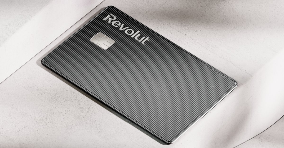 O euro em queda virou gancho para uma oferta de peso no mundo das fintechs. A Revolut está dando 3.000 pontos a novos clientes que abrirem a Conta Global e gastarem R$ 150 no cartão em até 60 dias.

A conta multimoeda permite comprar, enviar e receber mais de 30 moedas pelo app, com cartão aceito em mais de 160 países. A plataforma também oferece IOF zero na compra de moeda estrangeira e spread reduzido conforme o limite mensal do plano, além de permitir transferir os pontos para programas como o Privilege Club, da Qatar Airways.

A Revolut ainda amplia a função crédito no Brasil, aumentando a pressão sobre os bancos digitais tradicionais. Com câmbio em tempo real e gestão simples pelo aplicativo, a campanha reforça a Conta Global como opção para quem viaja e gasta no exterior.