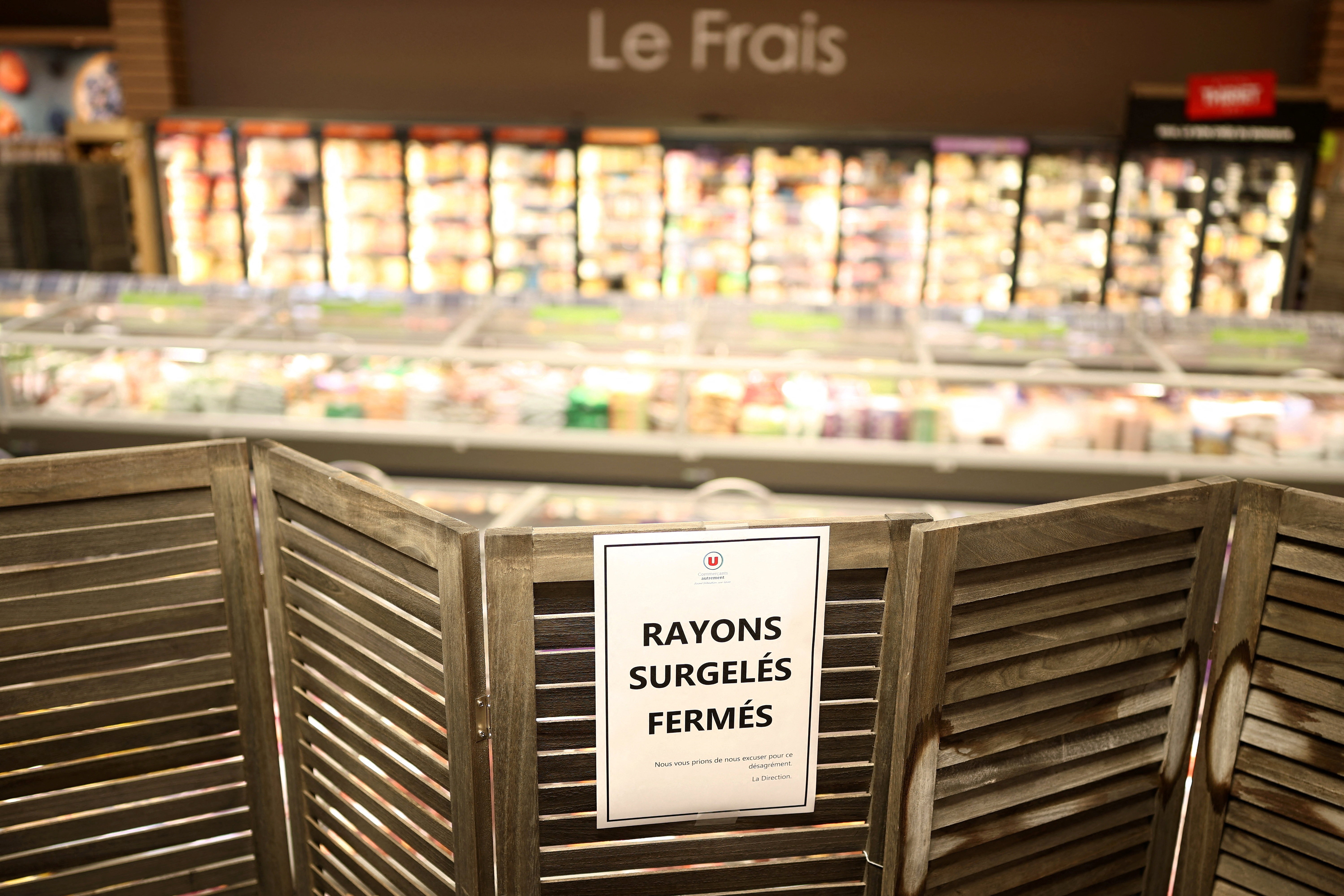 Um ciberataque de grande escala atingiu geladeiras conectadas em importantes redes de supermercados na França, com hackers elevando remotamente a temperatura até 50°C. O resultado foi o caos: perda de alimentos, prejuízos e até incêndios, segundo a Procuradoria de Paris, que classificou a ofensiva como sem precedentes.

As investigações apontaram para uma vulnerabilidade em firmware desatualizado nos controladores de refrigeração da dinamarquesa Danfoss, o mesmo tipo de falha que permite a invasores burlar a autenticação e assumir o controle total de painéis de refrigeração ligados à internet. Carrefour, Monoprix, Intermarché e outras redes confirmaram perdas, enquanto a agência francesa ANSSI foi acionada e autoridades alertaram que outros países europeus podem ser os próximos alvos.

É um lembrete brutal de que tudo o que está conectado é um alvo, da sala de servidores à gôndola do mercado. Se um termostato pode virar arma, sua privacidade e sua infraestrutura precisam de proteção de verdade agora.