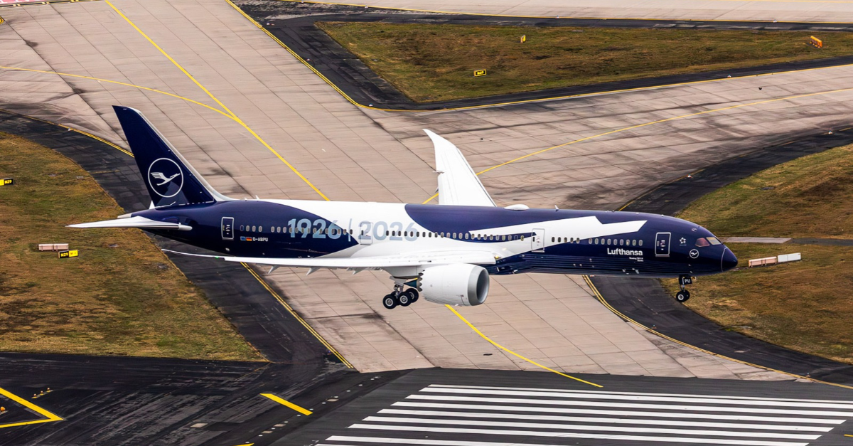 A Lufthansa vai reforçar sua presença no Brasil. A companhia planeja ampliar as frequências entre Frankfurt e o Rio de Janeiro e entre Munique e São Paulo no verão europeu de 2027, criando mais opções para quem viaja entre o Brasil e os principais hubs da Europa.

A expansão faz parte de um novo planejamento do grupo, que inclui dez novas rotas intercontinentais e mais operações nos Estados Unidos, no Canadá e na Ásia. Para os passageiros brasileiros, a novidade significa mais conexões com a Alemanha e mais facilidade para seguir viagem pela Europa.
