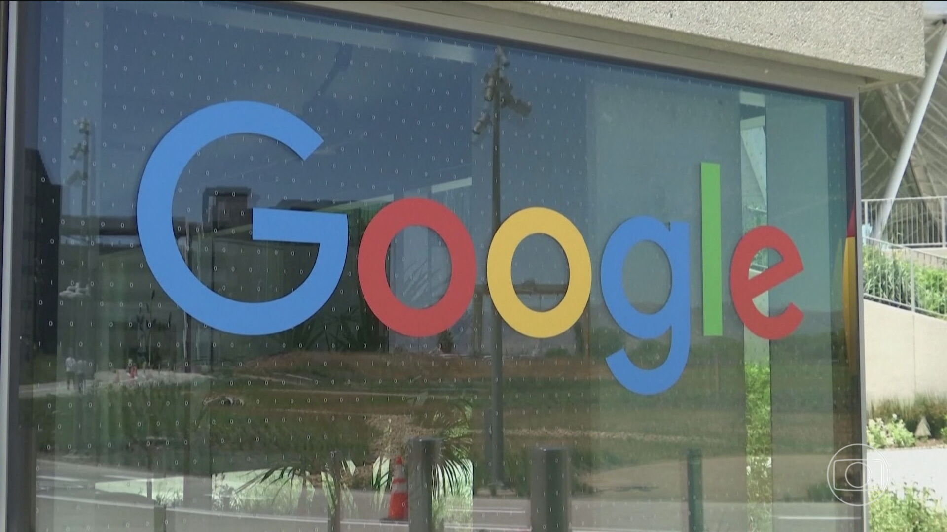 O Google vai colocar anúncios nas respostas do Modo IA no Brasil até o fim de 2026, transformando as buscas conversacionais em um novo espaço para conteúdo patrocinado. O formato já está em operação em dez países, incluindo Austrália, Canadá, Índia, Quênia, Malásia, Nova Zelândia, Nigéria, Paquistão, Filipinas e Cingapura.

Segundo a empresa, as buscas com IA são cerca de três vezes mais longas que as tradicionais, o que dá mais contexto para relacionar anúncios à intenção do usuário. Os resultados pagos terão o rótulo Patrocinado, e o Google testa nos Estados Unidos anúncios multiturno, que acompanham perguntas complementares dentro da mesma conversa com a IA.

A novidade chega em um momento de pressão sobre a Alphabet: as ações caíram 11,7% após um balanço trimestral decepcionante, com preocupações sobre a receita de publicidade e o aumento dos gastos com inteligência artificial. A aposta é que a publicidade em IA ajude a transformar esse investimento bilionário em receita de verdade.