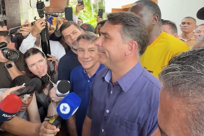 O senador e presidenciável Flávio Bolsonaro foi a público afirmar que a operação Make Up, deflagrada pela Polícia Federal em parceria com a Controladoria-Geral da União, não passa de uma tentativa de interferência nas eleições de 2026. O argumento dele se apoia em um único pilar: diz que ultrapassou Lula nas pesquisas oficiais do próprio governo e que, por isso, qualquer investigação contra ele seria política.

O problema é o que os investigadores encontraram. Segundo a PF, uma organização criminosa direcionava recursos públicos para empresas subcontratadas de forma irregular, sem comprovação da prestação dos serviços, com centenas de milhões de reais circulando e manobras de ocultação de valores registradas até julho deste ano. Auditoria da CGU apontou indícios de irregularidades em uma emenda de 2 milhões de reais ligada à produção do filme.

Tem mais. Uma delação premiada aponta sete transferências feitas entre janeiro e setembro de 2025 para um fundo nos Estados Unidos gerido por um interlocutor de Eduardo Bolsonaro, somando 12,3 milhões de dólares, cerca de 62,8 milhões de reais. É o roteiro de sempre: quando a prova se aproxima, a extrema direita grita perseguição e torce para ninguém abrir o processo.