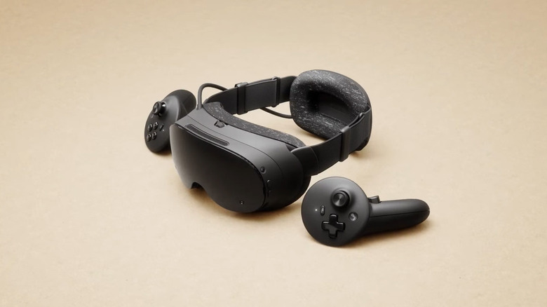 A Valve finalmente revelou o preço do Steam Frame, seu novo headset de VR, e o valor assusta: o modelo de 256 GB começa em US$ 1.059, chegando a US$ 1.299 na versão de 1 TB. Na caixa vêm os controles e uma versão totalmente reconstruída de Half-Life: Alyx rodando direto no aparelho, sem precisar de um PC gamer.

A ficha técnica empolga: rastreamento ocular, renderização foveada, chip Snapdragon 8 Gen 3, 16 GB de RAM e um dongle sem fio de 6 GHz para streaming estável do seu PC. Já são mais de 130 jogos verificados para rodar de forma independente, e as primeiras análises elogiam o conforto e a nitidez das telas.

Mas vale encarar a realidade: a crise de memória RAM alimentada pela IA está sendo repassada direto para o bolso de quem joga, enquanto estúdios seguem demitindo em massa. Cobrar mais de mil dólares para revisitar a mesma biblioteca de VR da última década não é inovação, é pedágio. Entusiastas vão comprar, mas todo mundo deveria exigir mais.