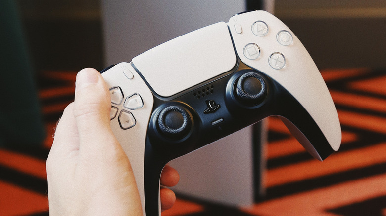 O DualSense da Sony é um controle incrível, mas não dura para sempre. Dependendo do jogo, a bateria aguenta entre 6 e 12 horas, e recursos como gatilhos adaptáveis e feedback tátil drenam a carga rápido. O DualSense Edge premium dura ainda menos, cerca de 5 a 10 horas, por causa da bateria menor.

O temido stick drift continua sendo um pesadelo, e o DualSense não está imune. Se o problema aparecer dentro do prazo de garantia de um ano, a Sony é obrigada a reparar ou trocar o controle. Depois disso, você fica por conta própria, então saber limpar os analógicos e cuidar do hardware é essencial.

Jogadores merecem equipamentos feitos para durar, não produtos que estragam logo após a garantia. Conheça seus direitos, exija mais da Sony e mantenha seu DualSense vivo o máximo de tempo possível.