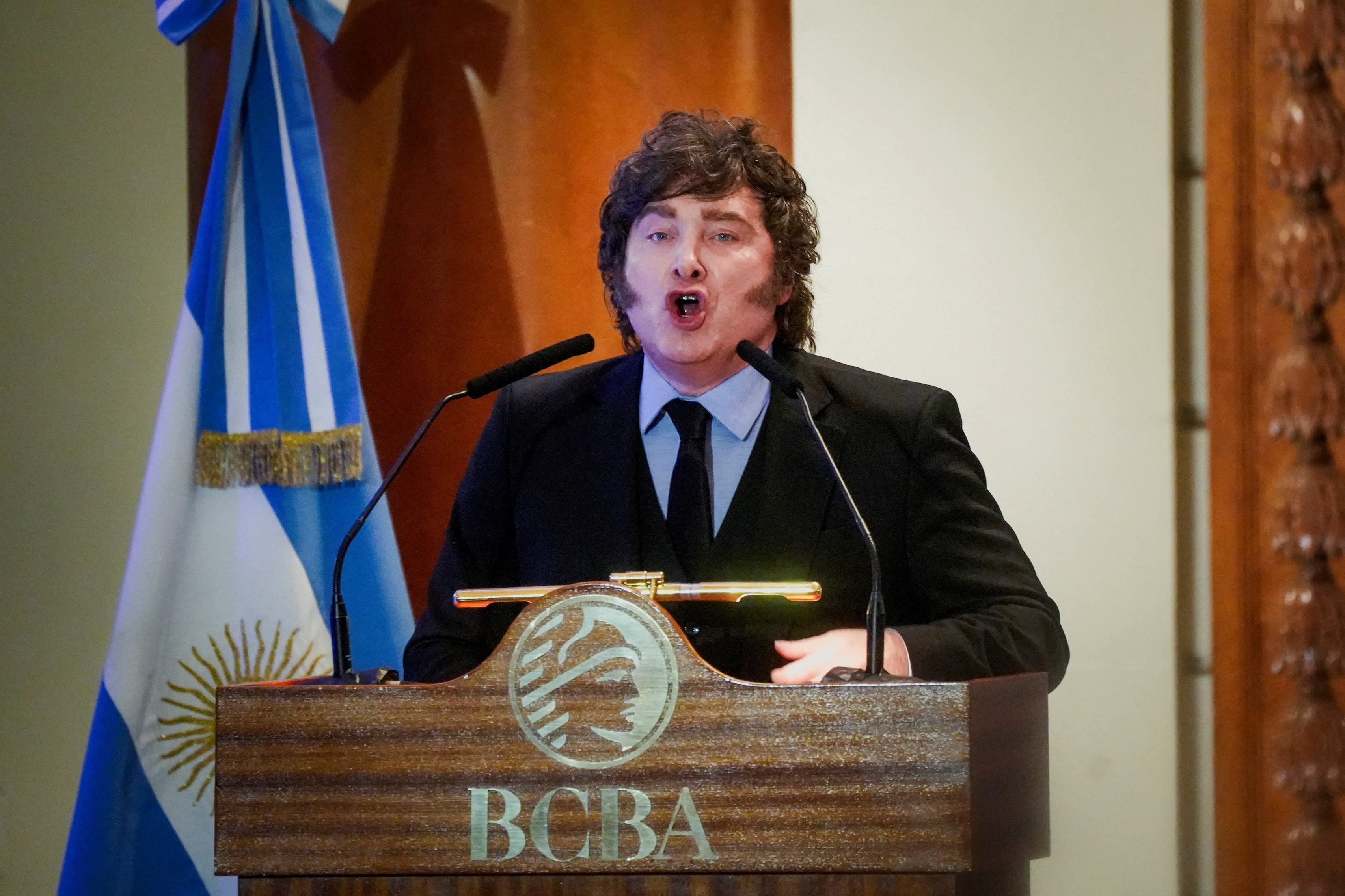O risco-país da Argentina, medido pelo JPMorgan, subiu 35 pontos em uma única manhã e acumulou oito sessões consecutivas de alta. Em apenas um mês, o indicador disparou 185 pontos, ou 35%, atingindo o maior nível desde outubro de 2025. A alta ocorre em meio à queda dos títulos argentinos em dólar e ao aumento do prêmio exigido pelos investidores.

Enquanto o governo Milei vende a austeridade como único caminho, o mercado dá um sinal de alerta: o custo social e econômico desse experimento ultraliberal se acumula. Famílias trabalhadoras enfrentam cortes, insegurança e um Estado cada vez menor, enquanto o capital especulativo dita as regras.

A Argentina precisa de recuperação justa, não de mais choque neoliberal. A esquerda deve se organizar contra um modelo que premia a especulação financeira e pune a maioria da população.
