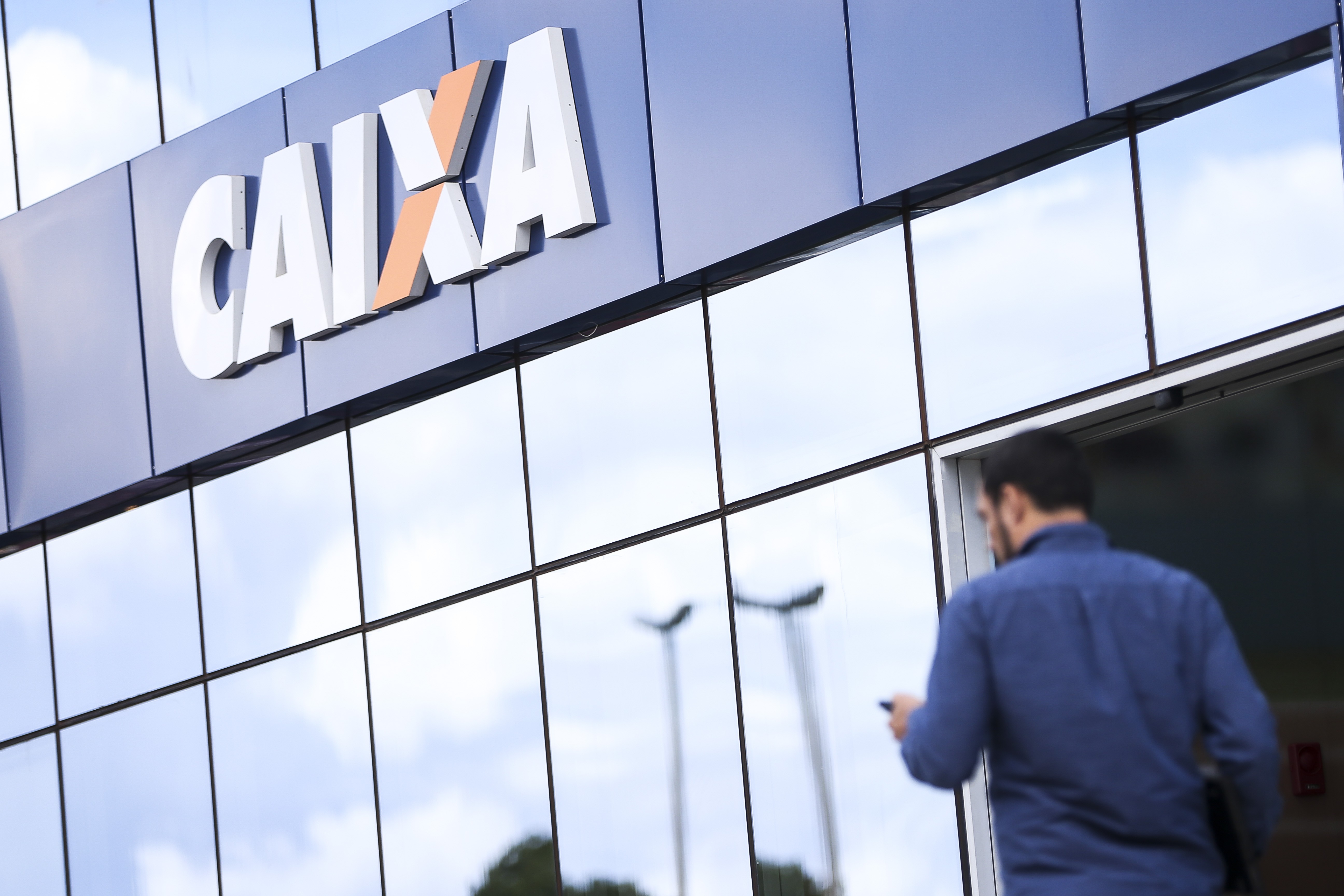 A Caixa Econômica Federal registrou lucro líquido recorrente de R$ 3,9 bilhões no segundo trimestre de 2026, uma alta de 5,9% em relação ao mesmo período do ano anterior. O resultado foi impulsionado pela expansão da carteira de crédito, que encerrou o trimestre em R$ 1,45 trilhão, um crescimento de 11,9%.

A carteira imobiliária seguiu como um dos principais motores, atingindo R$ 1,01 trilhão, com alta de 15% na comparação anual. As carteiras comercial, de infraestrutura e de agronegócio também contribuíram para o desempenho positivo, reforçando a importância da Caixa no financiamento da economia brasileira.
