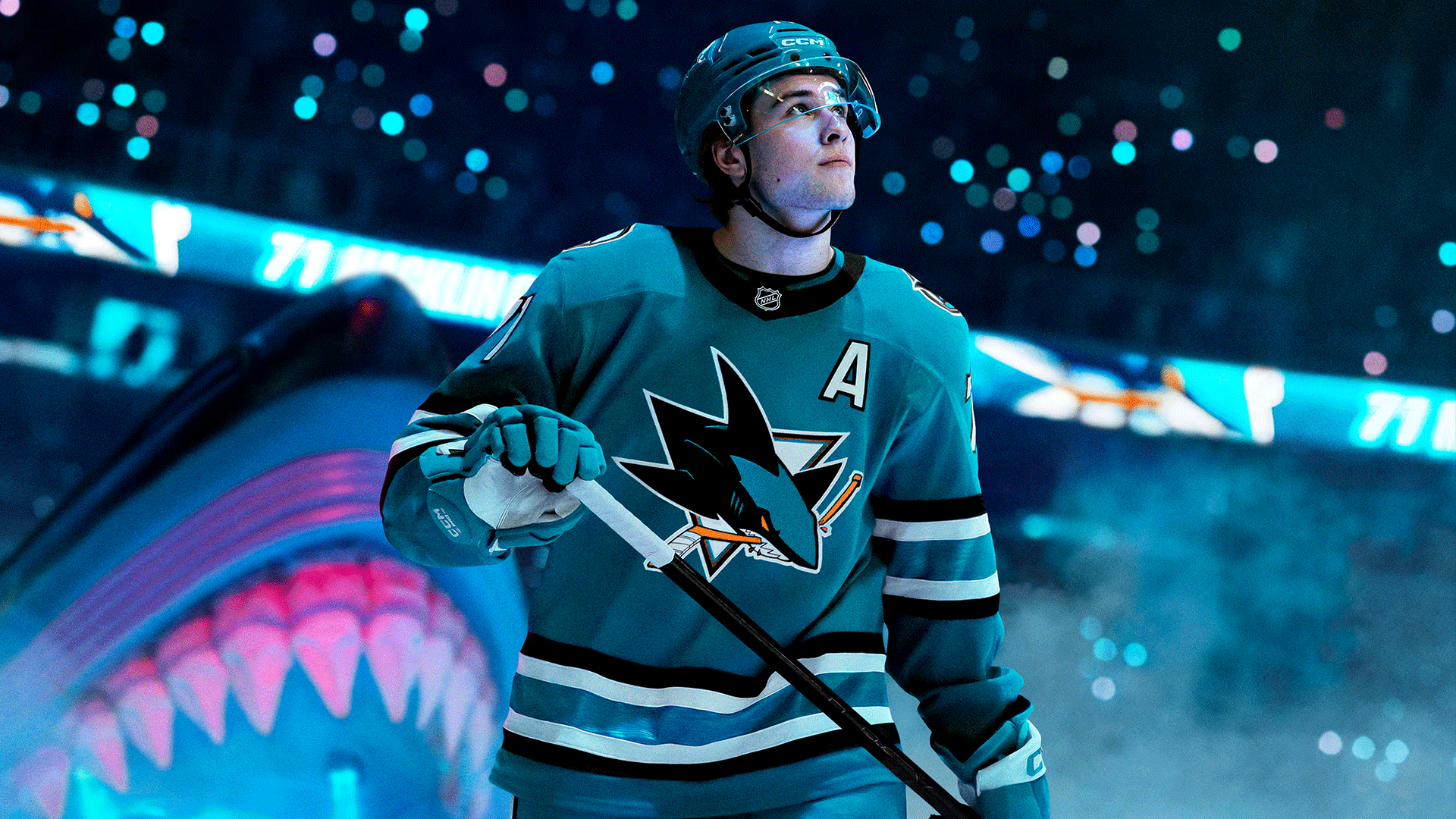 O NHL 27 está supostamente trocando a narração tradicional por vozes geradas por inteligência artificial, de acordo com o locutor de hóquei John Buccigross. A mudança pode reduzir custos de produção, mas tira do game a personalidade e a energia que os fãs esperam de uma transmissão de verdade.

O pior é o que isso representa: uma indústria que cada vez mais trata o talento humano como despesa descartável. De demissões em massa à substituição de profissionais por IA, o problema não é só tecnológico, é também uma questão de respeito com quem constrói e dá vida ao jogo. Jogadores merecem mais do que uma imitação sintética da emoção de uma partida.