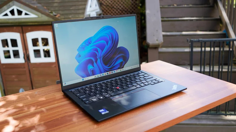 O Engadget acaba de publicar uma nova leva de análises, e o Lenovo ThinkPad X1 Carbon Gen 14 rouba a cena: rápido, incrivelmente leve e com uma tela OLED de encher os olhos que vai agradar em cheio os fãs fiéis da linha ThinkPad.

A Insta360 Luna Pro é apontada como a câmera gimbal de lente única mais versátil que você pode comprar hoje, enquanto os Sennheiser Momentum True Wireless 5 mantêm o som quente e detalhado que consagrou a linha. Já o Garmin Cirqa, sem tela, parece apenas metade de um bom produto.

Se você procura um laptop Windows portátil para trabalhar, uma câmera para criar conteúdo ou novos fones, este resumo é o atalho para descobrir o que realmente vale a pena comprar.