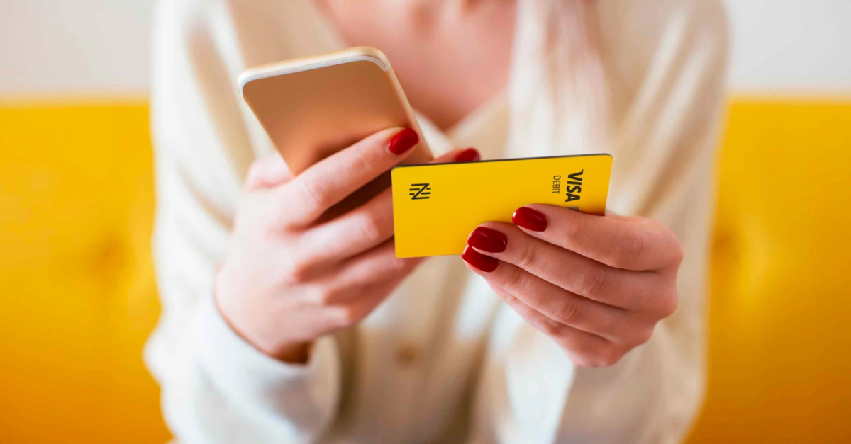 A Nomad lançou uma oferta por tempo limitado para membros do Azul Fidelidade: abra uma conta internacional e faça sua primeira conversão de moeda para ganhar até 15 mil pontos Azul. A promoção vai até 19 de outubro de 2026 e exige conversão mínima de R$ 500 em dólares ou euros.

Assinantes do Clube Azul recebem o bônus completo de 15 mil pontos, enquanto não assinantes ganham 10 mil pontos. Para participar, use o cupom 15MILPP no cadastro e conclua a primeira conversão em até 15 dias após a aprovação da conta internacional.

Os pontos são creditados em até 30 dias úteis. É uma forma rápida de turbinar seu saldo Azul para voos nacionais ou internacionais enquanto conhece uma conta global feita para quem viaja.