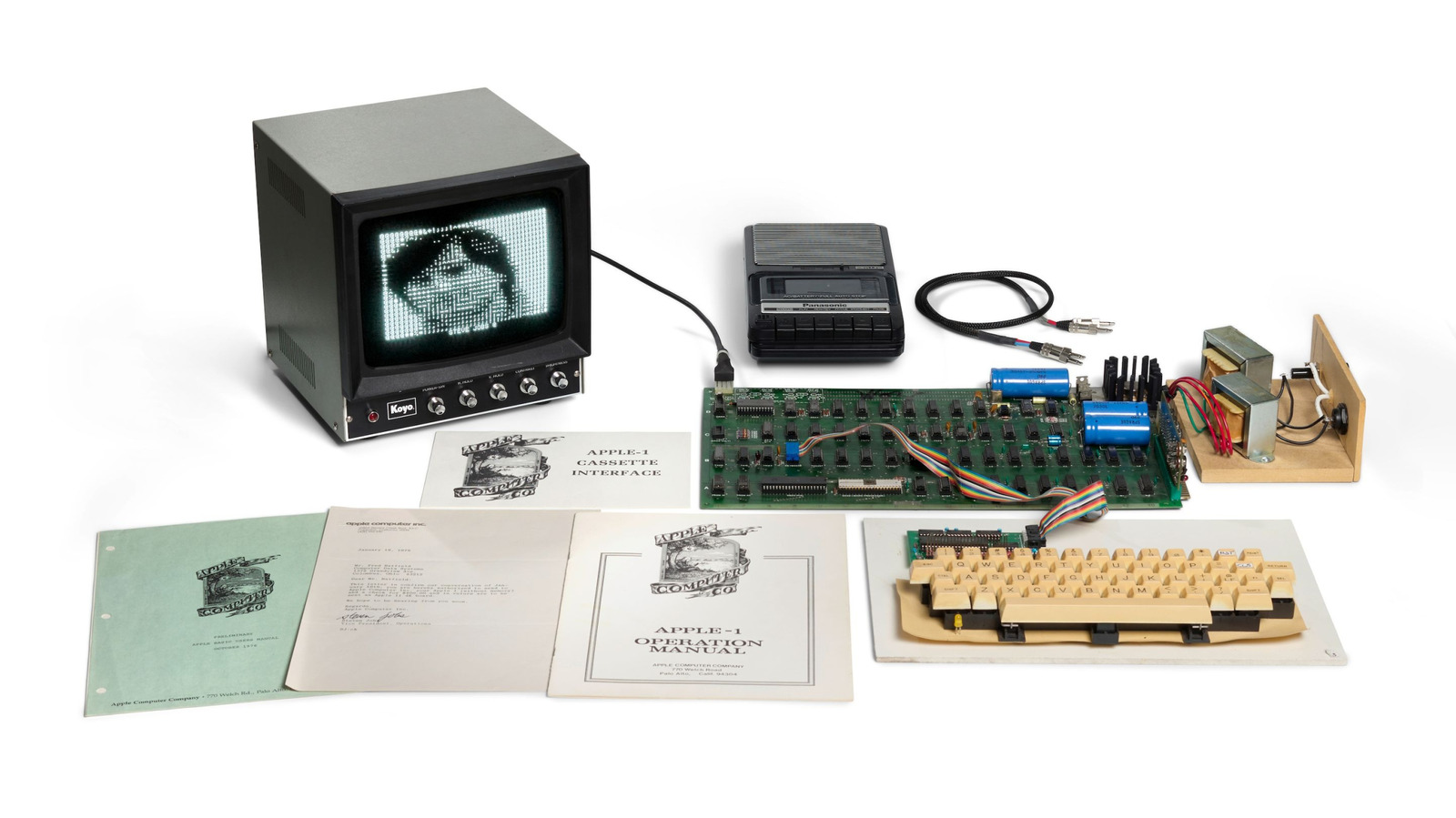 Um dos últimos Apple I sobreviventes, assinado à mão por Steve Wozniak, acaba de quebrar recordes de leilão ao ser arrematado por US$ 1.148.200. Fabricado em 1976 e vendido originalmente por apenas US$ 666,60 para um homem chamado Fred Hatfield, esse exemplar lendário é o número 48 no registro oficial do Apple I e um dos pouquíssimos que ainda funcionam.

O comprador vencedor leva para casa muito mais do que um pedaço de silício: o lote inclui o manual de operação original, o manual do cassete, uma fonte de alimentação personalizada, monitor e teclado da época, além de uma carta assinada por Steve Jobs incentivando Hatfield a enviar sua placa para um upgrade ao Apple II. É uma janela rara para os primeiros e improvisados dias da empresa, quando os fundadores cuidavam pessoalmente do design e do atendimento ao cliente.

O valor final pulverizou a estimativa máxima de US$ 800 mil e mais que dobrou os US$ 671.400 que essa mesma máquina havia rendido em 2013. Poucos objetos retratam o nascimento da computação pessoal como este.