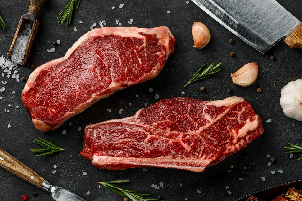O presidente dos EUA, Donald Trump, anunciou uma janela temporária de 90 dias para importar até 300 mil toneladas de carne bovina destinada à produção de carne moída sem tarifas adicionais, na tentativa de conter a alta dos preços provocada pela escassez histórica de gado. Exportadores teriam se comprometido a vender 25% mais barato, mas a promessa de que o desconto chegará às prateleiras está longe de ser garantida.

Pecuaristas americanos e críticos reagiram com ceticismo: os exportadores não controlam o preço final ao consumidor, e a National Cattlemen's Beef Association criticou a medida como um paliativo contra a inflação que prejudica a recuperação de longo prazo do rebanho. A decisão também expõe uma contradição na política comercial de Trump, que sempre usou tarifas para proteger a produção americana e agora recorre à redução das barreiras para ampliar a oferta externa.

Com uma ordem executiva prevista para as próximas duas semanas, a grande dúvida é se a medida vai aliviar o bolso das famílias ou apenas reforçar um sistema de alimentos dominado por grandes corporações, onde o alívio prometido nem sempre chega ao consumidor.