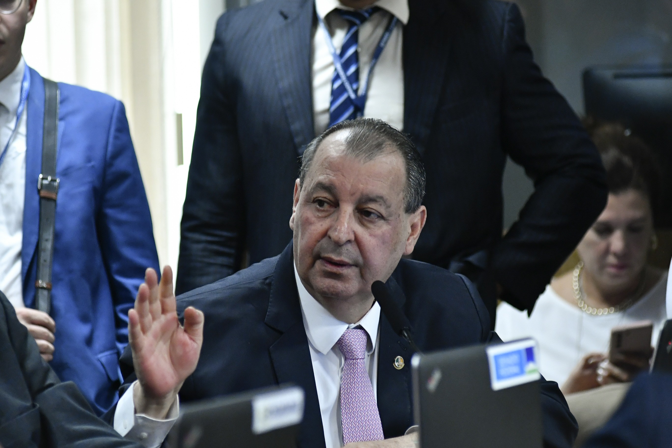 O Senado brasileiro está acelerando uma vitória histórica para os trabalhadores. O senador Omar Aziz vai apresentar relatório que propõe transição de até um ano para o fim da escala 6x1, na qual o funcionário trabalha seis dias e descansa apenas um.

Pelo texto, a carga semanal cairia de 44 para 42 horas em dois meses e, depois, de 42 para 40 horas em até um ano. Os dias de descanso não precisam ser sábado e domingo, e atividades atípicas poderão ter escalas especiais definidas em leis complementares, como trabalhadores de plataformas que passam dias no mar.

A proposta deve ser votada na CCJ do Senado na próxima semana e, se aprovada, não precisa voltar à Câmara. É um passo gigante contra o modelo exaustivo de trabalho e a favor da dignidade da classe trabalhadora.