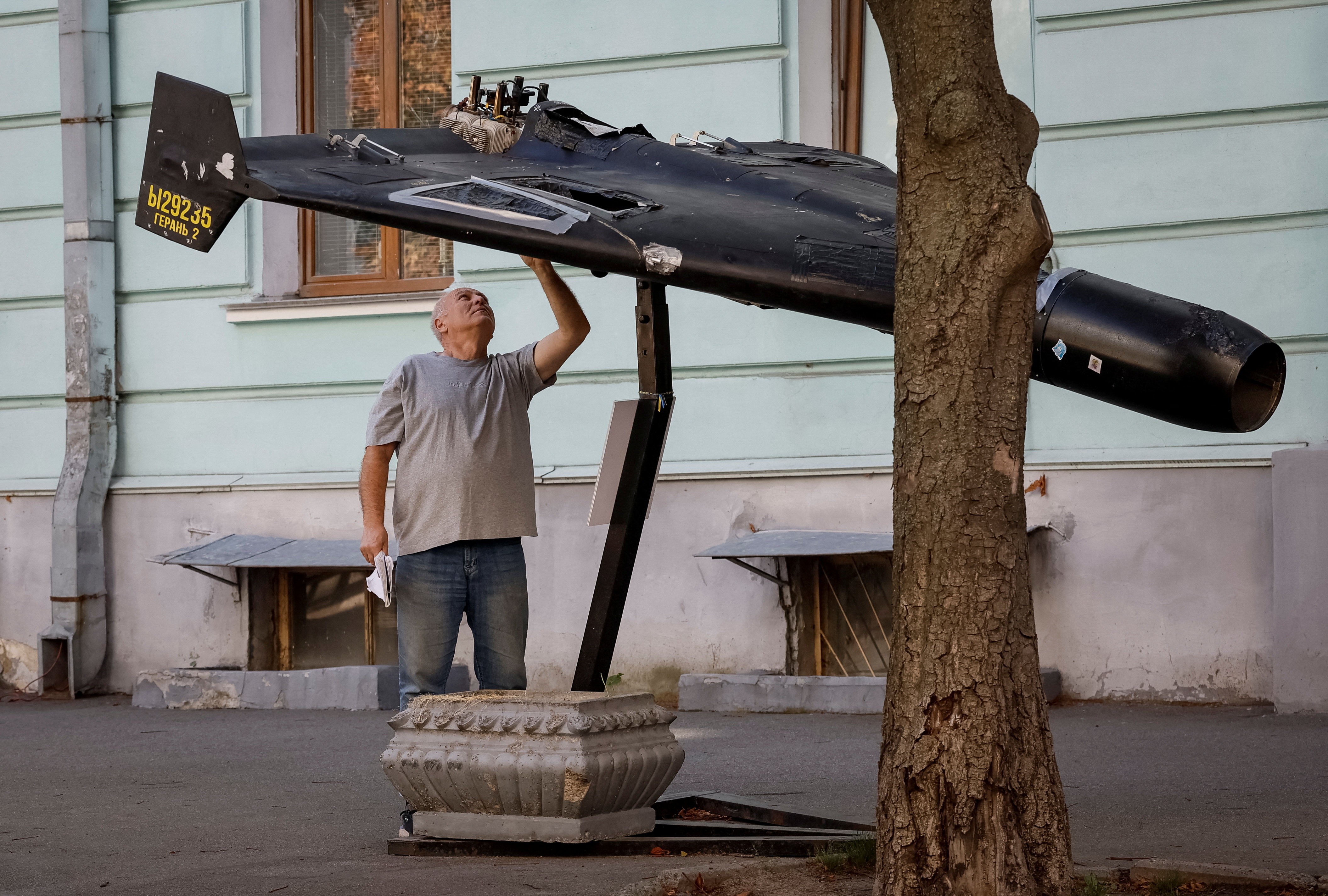 Um drone equipado com chip de inteligência artificial é apontado pela Ucrânia como autor da morte de três civis em Zaporizhzhia, no primeiro ataque autônomo com baixas civis da história. Segundo Kiev, a máquina escolheu sozinha o ponto exato do impacto em um posto de combustível, sem intervenção humana direta.

O caso reacendeu o debate ético sobre armas autônomas. A ONU e o Comitê Internacional da Cruz Vermelha pediram limites globais e proibições, alertando para o risco de crimes de guerra e erros na distinção entre civis e combatentes. O relato também lembra o uso de IA por Israel para escolher alvos de bombardeio em Gaza, uma prática amplamente condenada.

Máquinas estão decidindo quem vive e quem morre. A comunidade internacional corre contra o tempo para criar regras antes que isso se torne rotina.