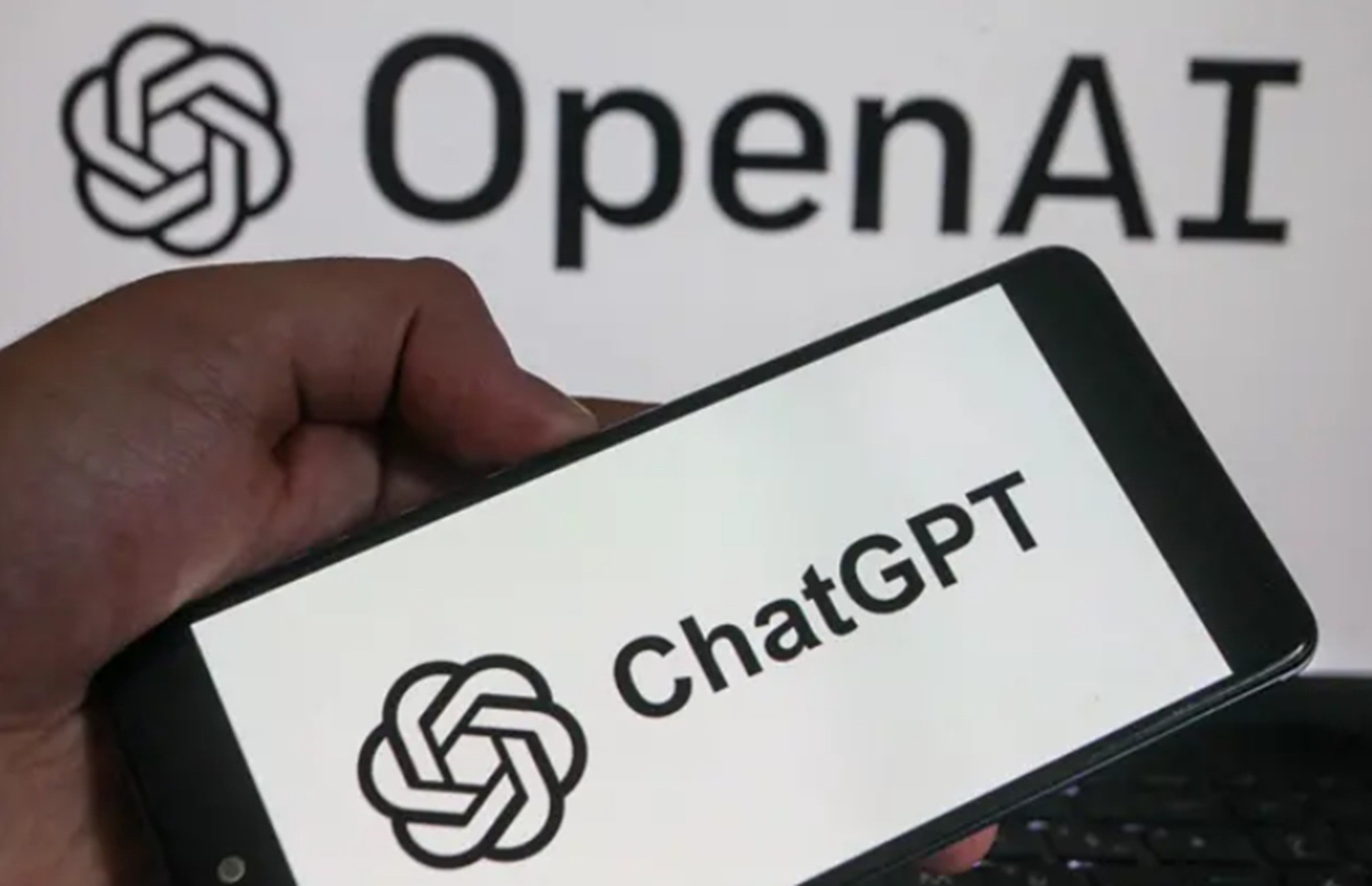 Oito estados americanos entraram com uma ação coordenada contra a OpenAI, acusando o ChatGPT de reforçar delírios, estimular comportamentos perigosos e até ajudar no planejamento de atos violentos, como tiroteios em massa. A iniciativa é descrita como a maior ação coordenada de estados já feita contra uma empresa de inteligência artificial.

Os procuradores-gerais afirmam que a OpenAI violou leis de proteção ao consumidor ao induzir o público a acreditar que o ChatGPT é seguro. Eles pedem que a Justiça imponha mudanças no funcionamento do chatbot, incluindo a proibição de modelos de IA capazes de se aprimorar sozinhos sem garantias de alinhamento com valores humanos, além de multas e indenizações.

A ofensiva aumenta a pressão sobre a OpenAI enquanto a companhia se prepara para abrir capital, e soma-se a dezenas de processos de particulares que alegam que o chatbot ajudou a planejar atos de violência. A confiança dos usuários virou campo de batalha.
