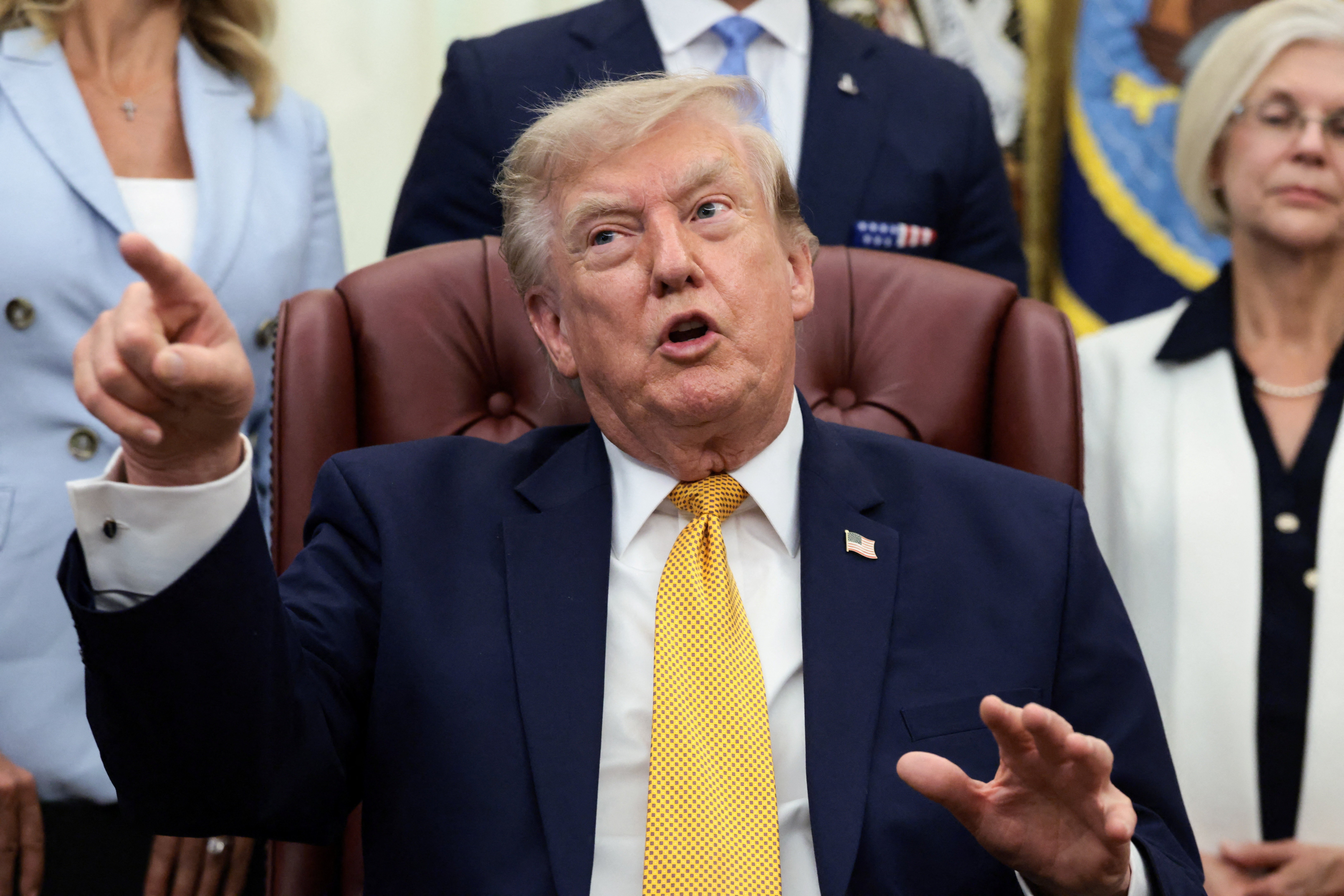 Marco impressionante: os Estados Unidos ultrapassaram US$ 40 trilhões em dívida pública apenas cinco meses depois de passar de US$ 39 trilhões. Donald Trump segue prometendo cortar gastos, mas os números mostram outra realidade, e os investidores globais já estão preocupados.

O recorde é alimentado por um orçamento gigante do Pentágono, pela guerra contra o Irã e por cortes de impostos para os mais ricos. Os juros da dívida já superaram os gastos com o Medicare e se tornaram a segunda maior despesa federal. É o custo real de um modelo que prioriza a máquina de guerra e o lucro de poucos.
