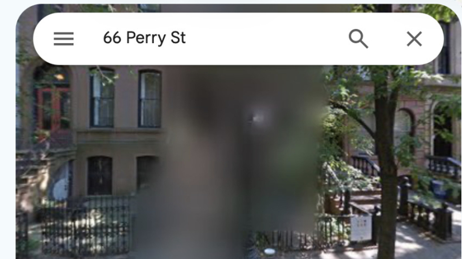 O Street View do Google Maps esconde muito mais do que você imagina. Bases militares, prédios do governo, casas de celebridades e até residências comuns podem ser desfocadas permanentemente, muitas vezes a pedido de governos, defensores da privacidade ou dos próprios moradores. Em países como Alemanha e Holanda, desfocar o imóvel é um direito legal, e a ferramenta virou uma forma poderosa de reduzir sua pegada digital.

Mas há um porém: depois que um local é desfocado, o Google não desfaz mais. Essa proteção permanente pode blindar sua privacidade, mas também pode sair pela culatra. Especialistas em segurança alertam que uma casa desfocada pode parecer um alvo tentador para ladrões. O processo é simples: abra o Street View, reporte um problema, verifique sua solicitação e aguarde a análise do Google. Lembre-se de que o desfoque vale só para o Google Maps, não para o Apple Maps ou outros serviços.

Para quem leva privacidade online a sério, é um lembrete de que sua exposição digital pode ser controlada se você souber onde procurar. Combine com ferramentas de privacidade como o ProtonVPN para manter seus dados protegidos.