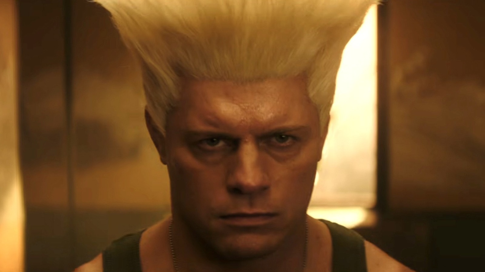 O filme de Street Fighter chega aos cinemas em 16 de outubro, e a AMC está lançando um dos colecionáveis mais divertidos dos últimos tempos: um balde de pipoca moldado no inconfundível topete de Guile.

A estrela da WWE Cody Rhodes, que interpreta Guile na nova adaptação, apareceu com o balde na cabeça nas redes sociais, transformando um simples lanche em uma fantasia pronta para o Halloween.

É bobo e divertido exatamente como um filme de Street Fighter deve ser, enquanto as redes de cinema seguem apostando em itens colecionáveis para atrair o público de volta às salas.