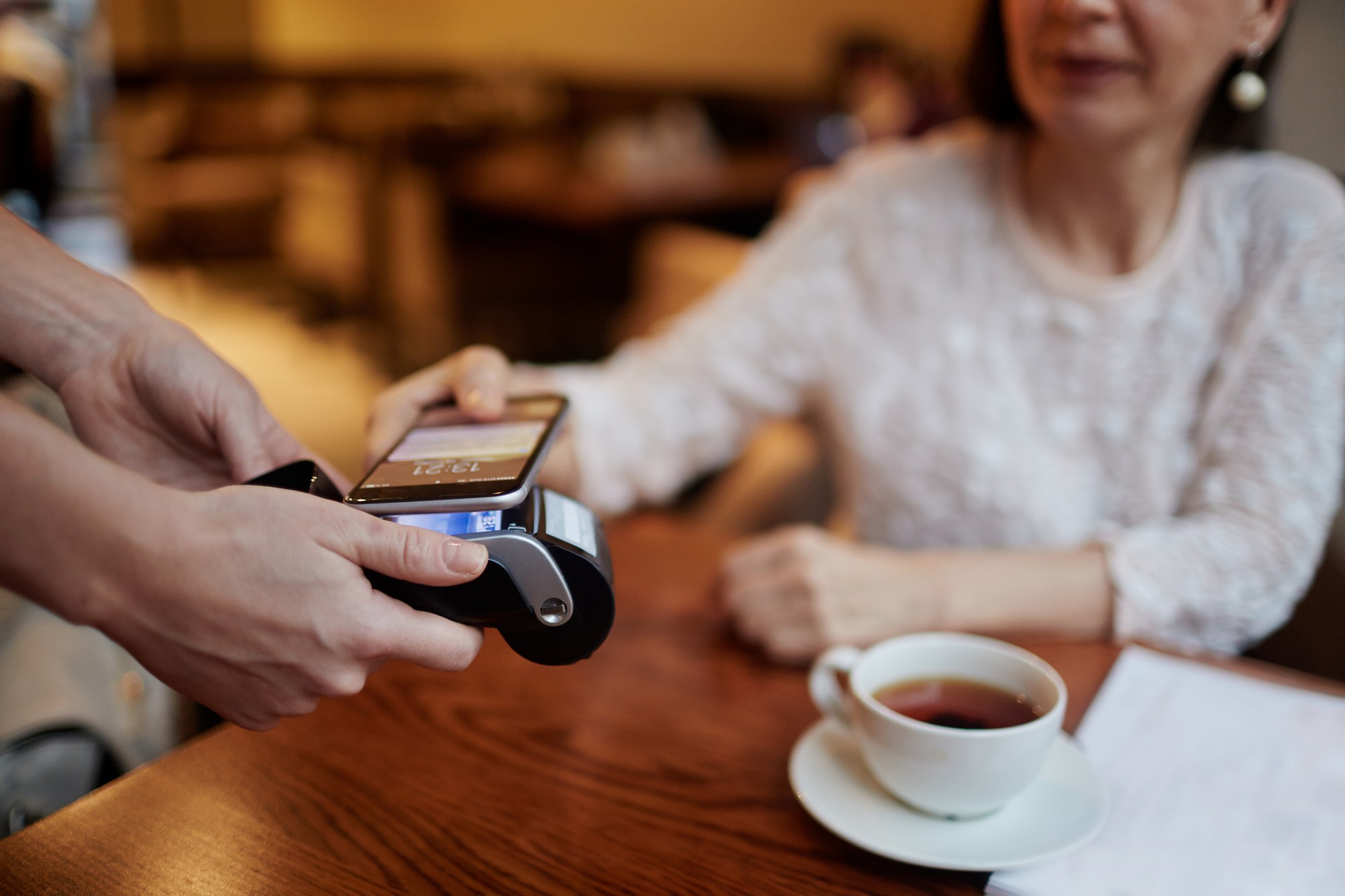 A Auditoria-Fiscal do Trabalho notificou 115 empresas em uma grande operação contra irregularidades nos cartões de vale-alimentação e vale-refeição. Entre as notificadas estão Alelo, Pluxee, Ticket e VR, maiores operadoras do setor, que concentram cerca de 90% do mercado nacional.

A fiscalização encontrou taxas de 8% a 10% cobradas de estabelecimentos comerciais, enquanto o limite regulamentar é de 3,6%. Também foram identificados rebates, atrasos no repasse e uso dos cartões para compras fora da finalidade, como bebidas alcoólicas, produtos de limpeza, ração para animais e até pneus.

As multas variam de R$ 5 mil a R$ 50 mil, e as empresas podem até ser excluídas do Programa de Alimentação do Trabalhador (PAT), perdendo benefícios fiscais. Uma vitória importante para quem defende a transparência e os direitos dos trabalhadores.